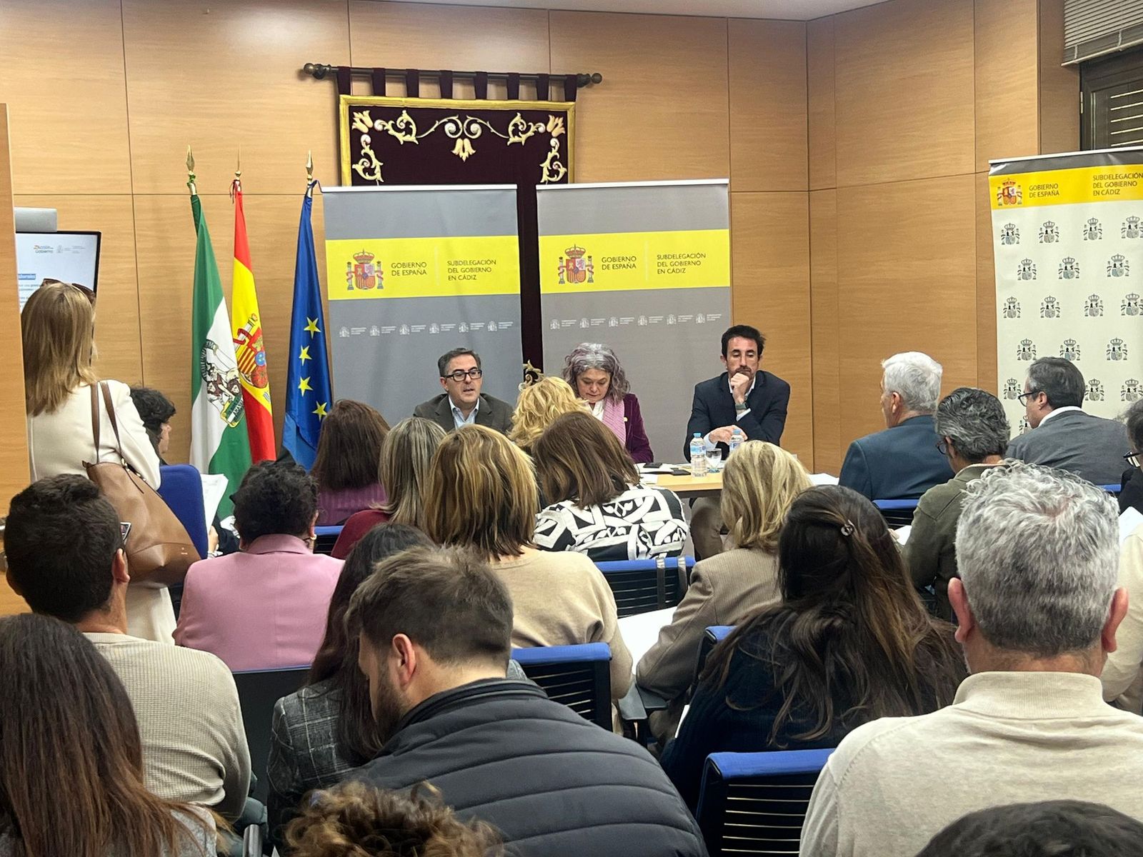 Blanca Flores en la reunión con los alcaldes de la provincia de Cádiz.