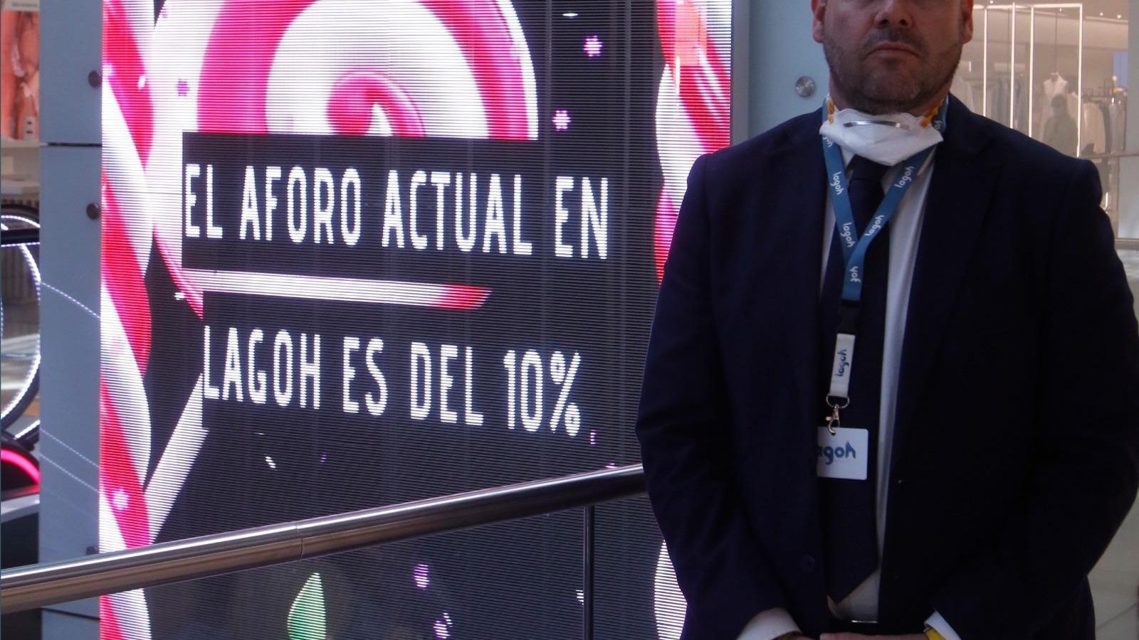 Carlos Fita, gerente de Lagoh junto a la pantalla informativa que da datos actualizados del aforo del centro comercial.
