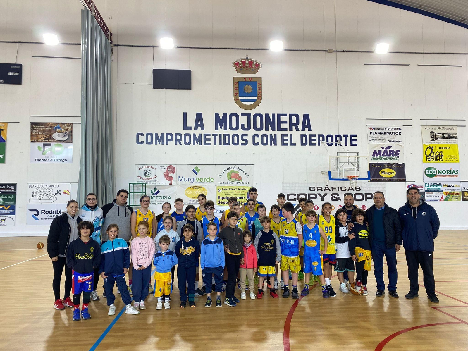 Foto de familia con los distintos participantes en el campus del conjunto almeriense al término de una sesión de entrenamiento.