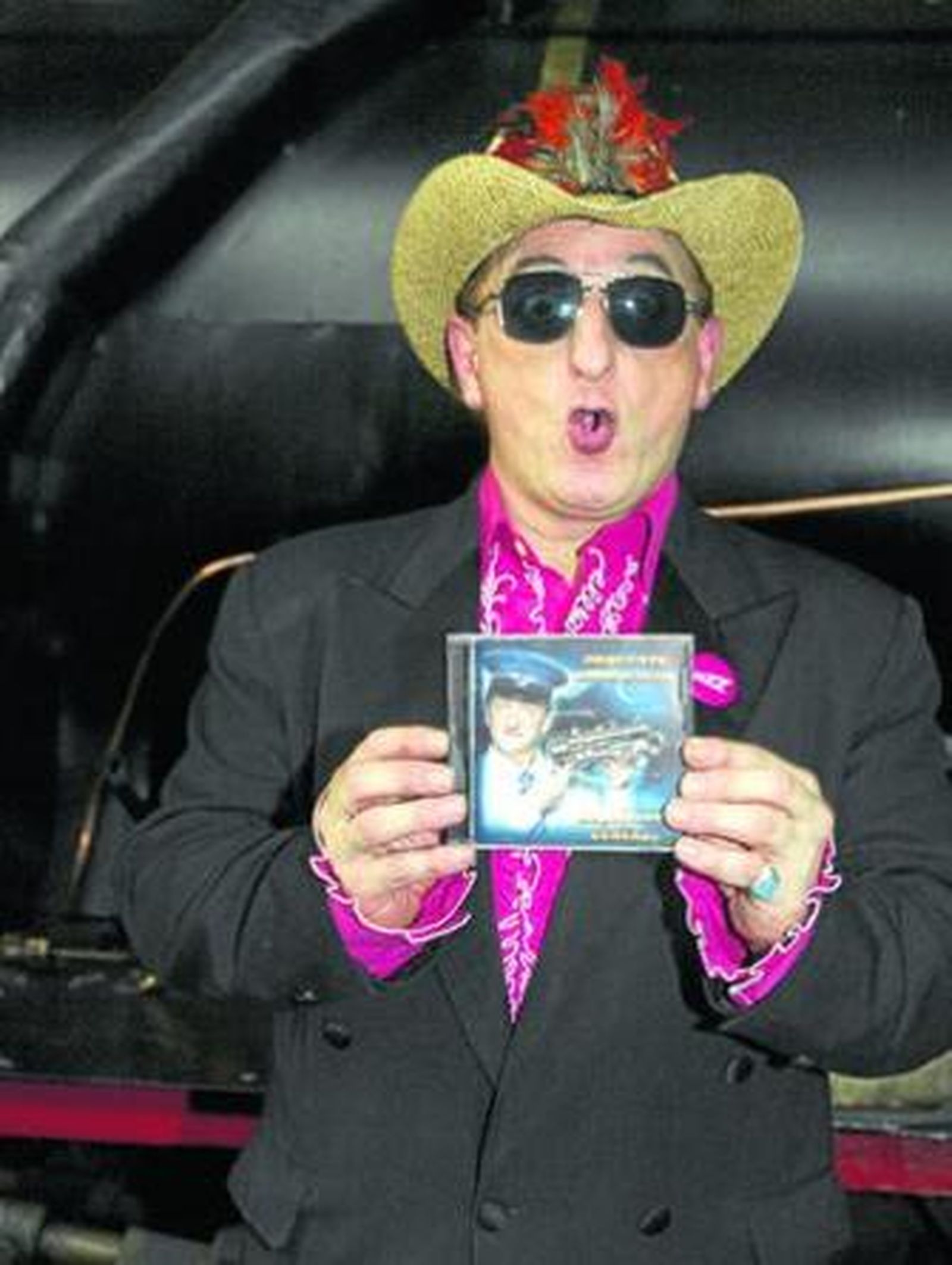 El showman Javier Gurruchaga posa con la portada del disco.