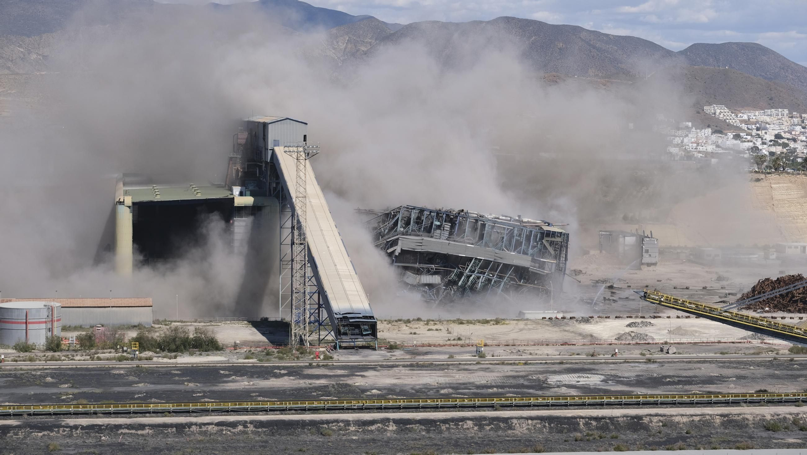 La voladura-demolición de la central térmica de Endesa en Carboneras, en imágenes