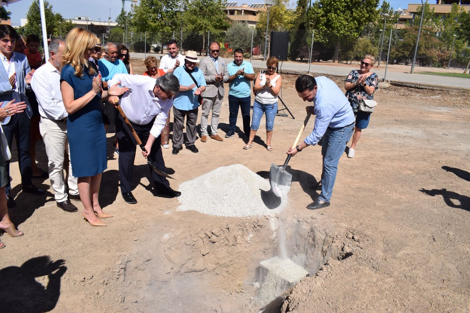 El alcalde de Maracena y el presidente de Grupo Reif colocan la primera piedra.