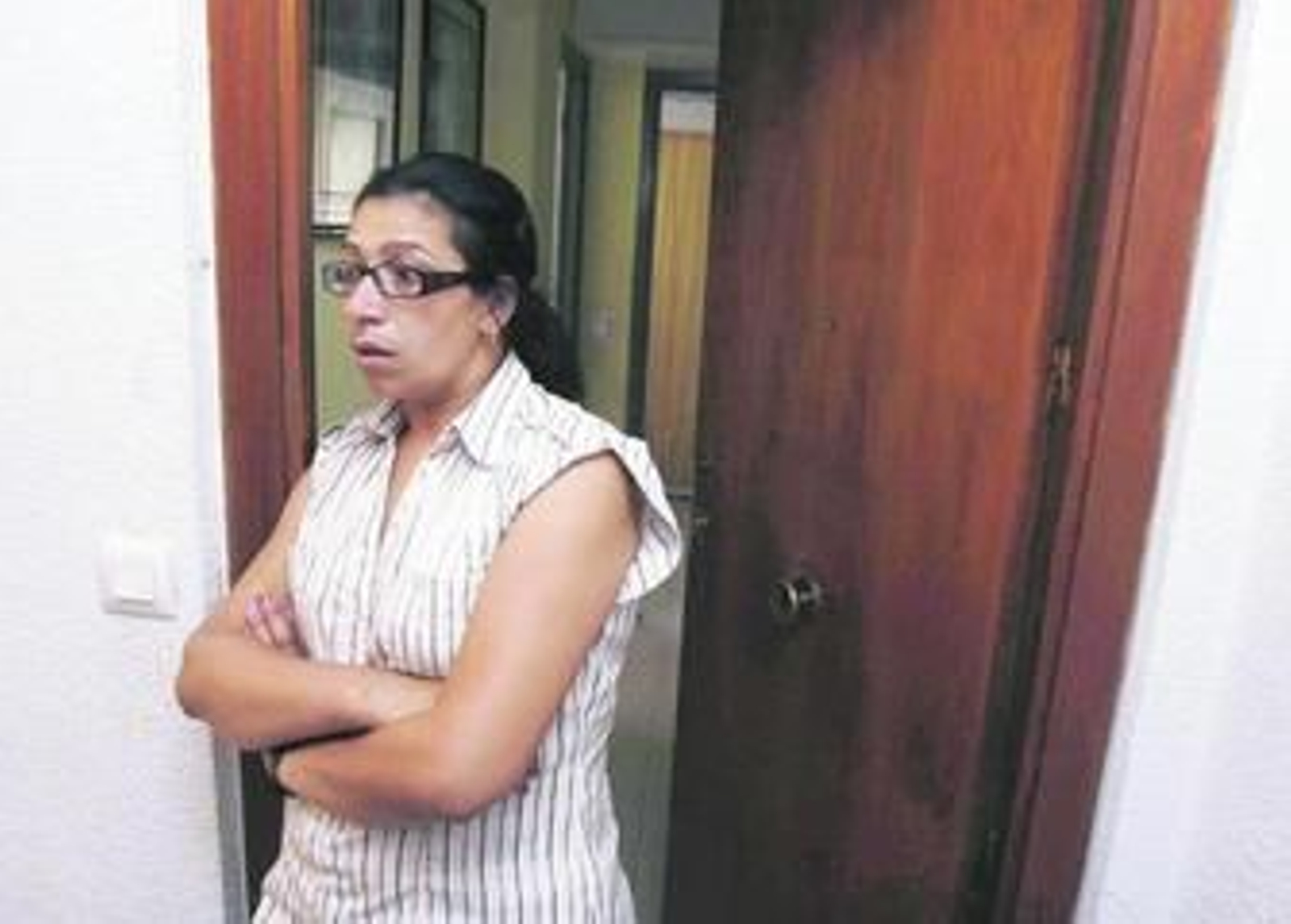 Latifah El Barrahi, en la puerta de su domicilio.