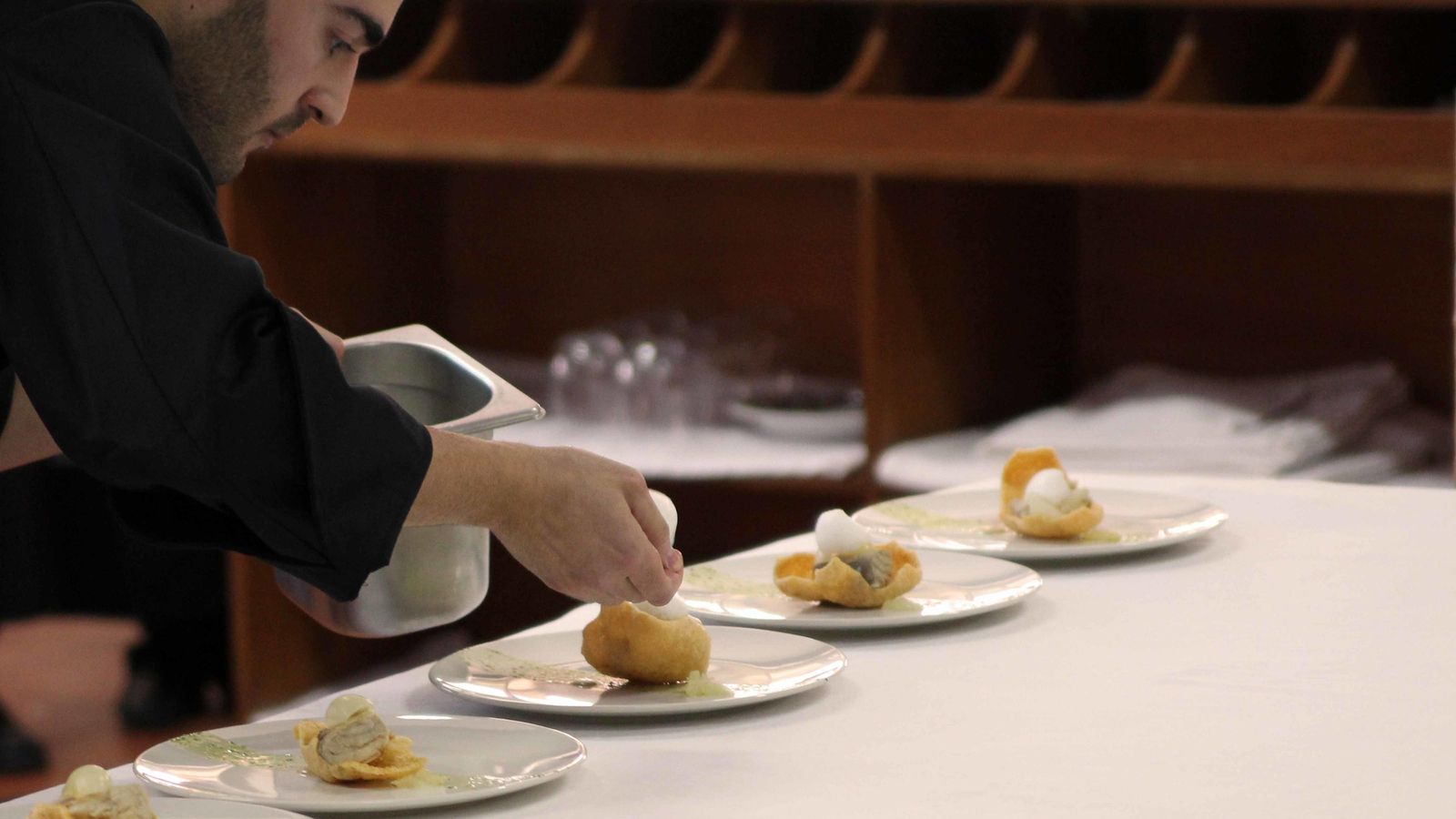 Juan Gaspar emplatando su tapa de cazón en adobo.