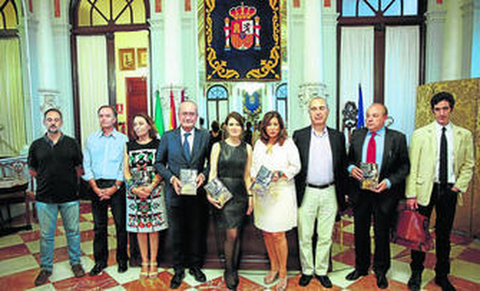 Presentación del Premio Málaga de Novela, con De la Torre, Herminia Luque, Ana Gavín, Alfredo Taján y los miembros del jurado, ayer, en el Ayuntamiento.