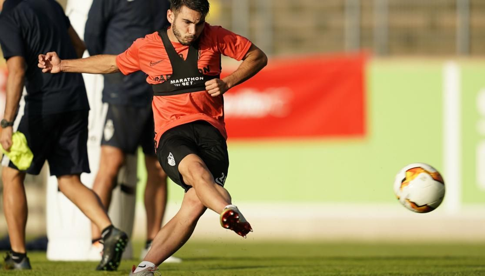 Lara golpea el balón en un entrenamiento con el primer equipo.