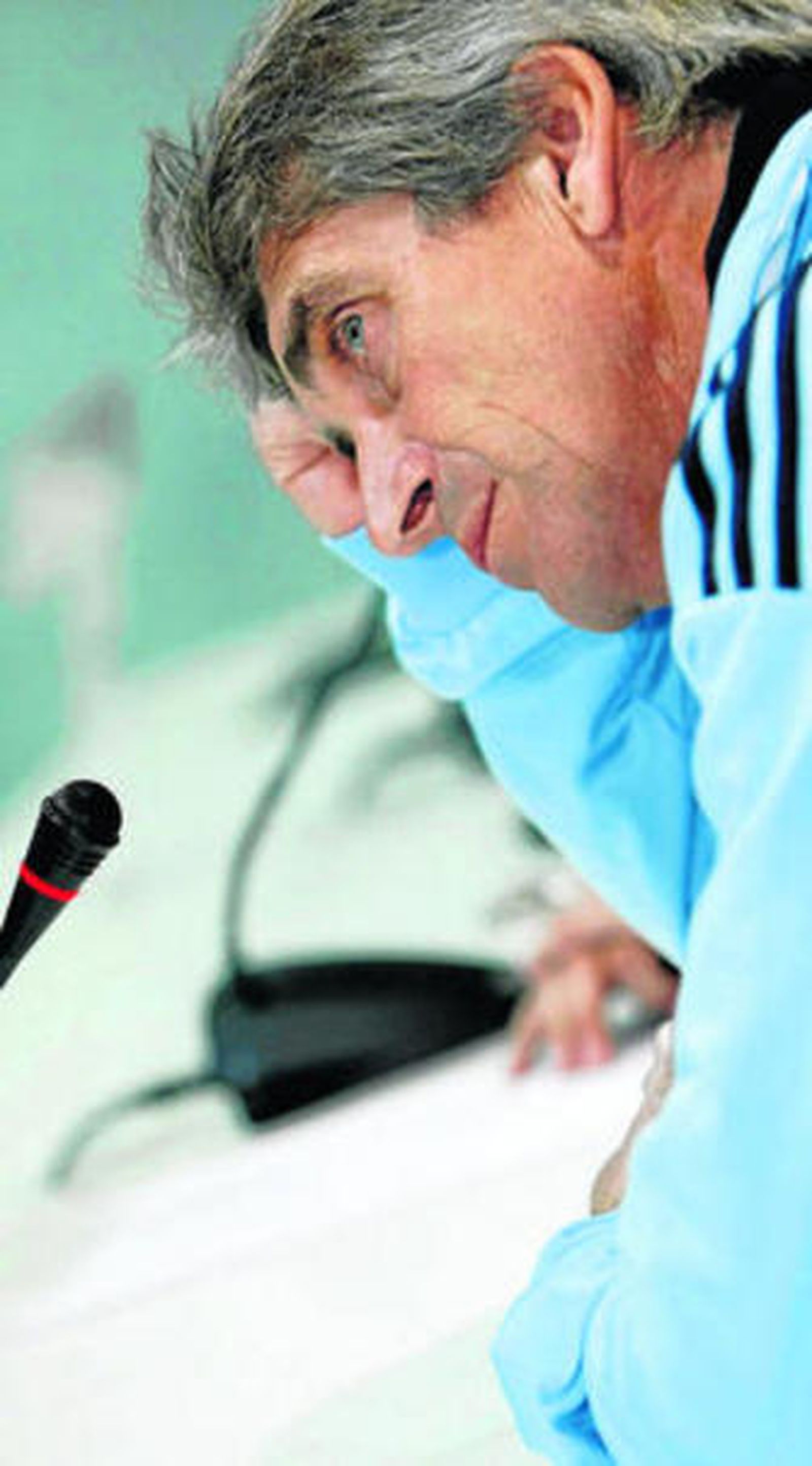 Manuel Pellegrini, pensativo en la rueda de prensa de ayer.