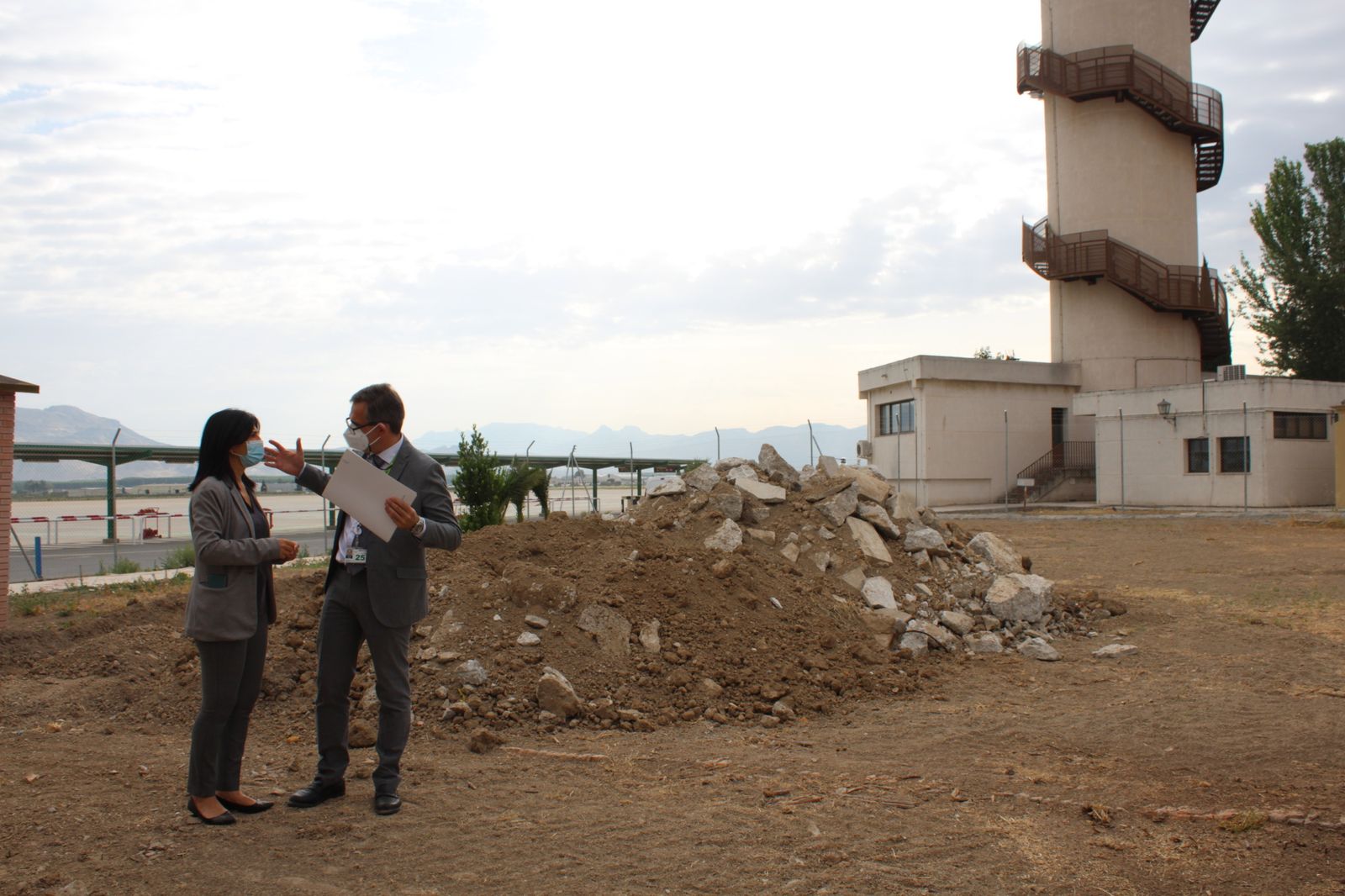 la subdelegada del Gobierno en Granada, Inmaculada López Calahorro, escucha las explicaciones del director del aeropuerto, Julián Torres