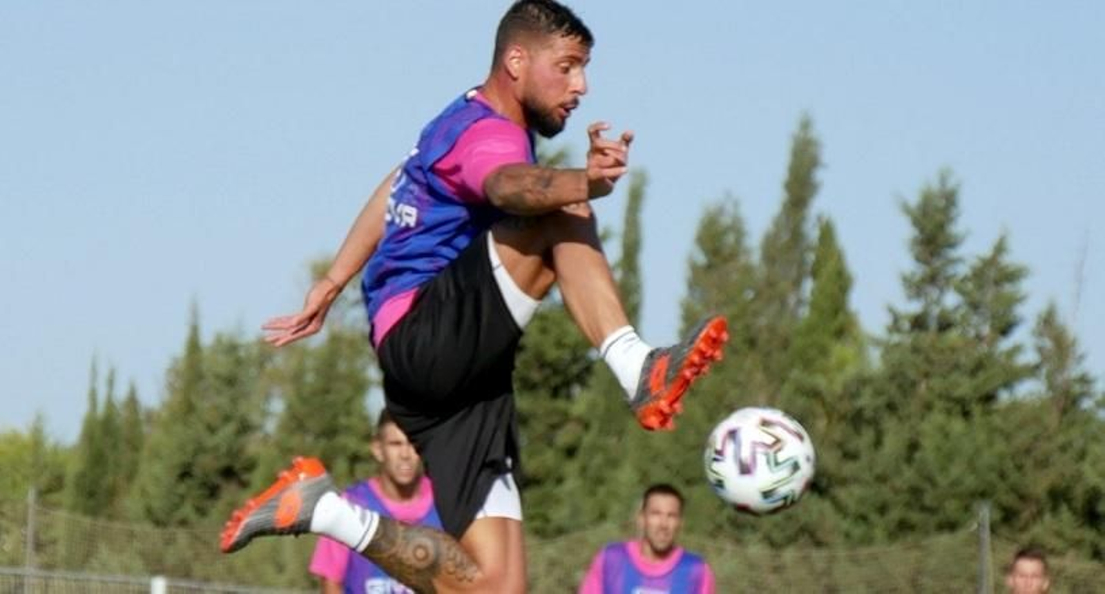 Xavi Molina controla el balón de manera acrobática en la sesión matinal.