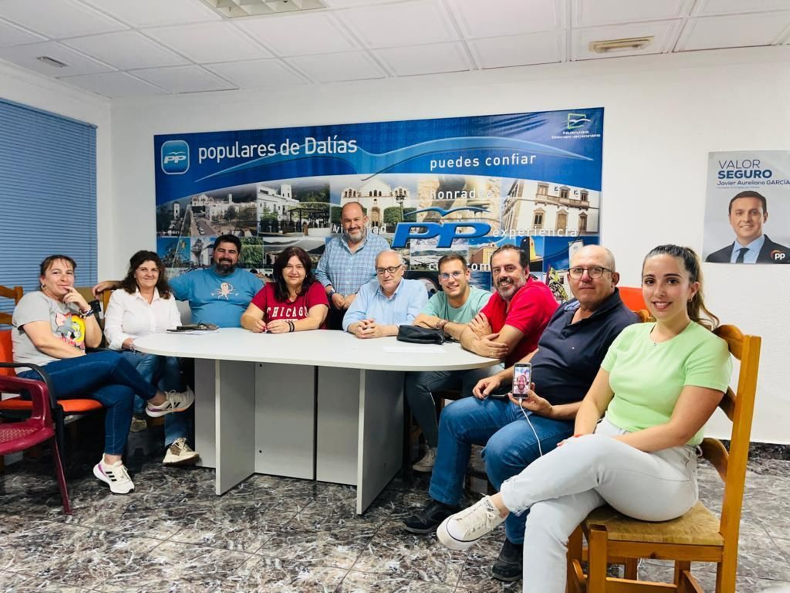 El alcalde, en el centro, con su equipo de gobierno.