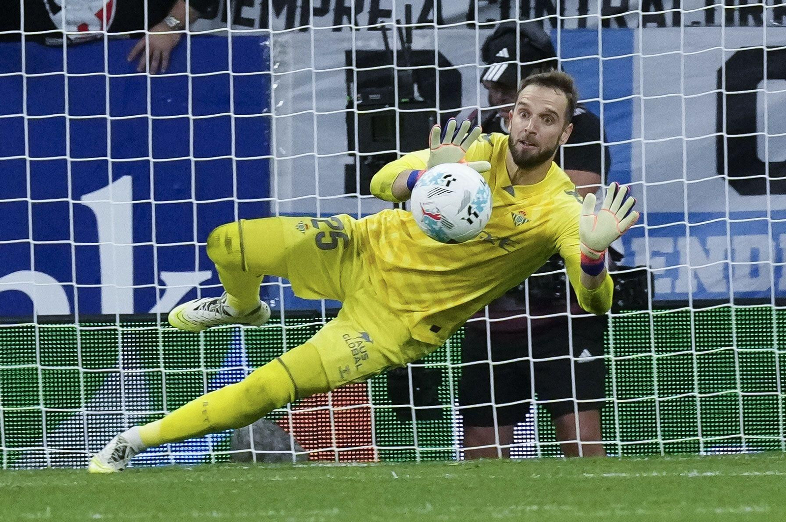 Pau López le detiene el penalti final a Puado.