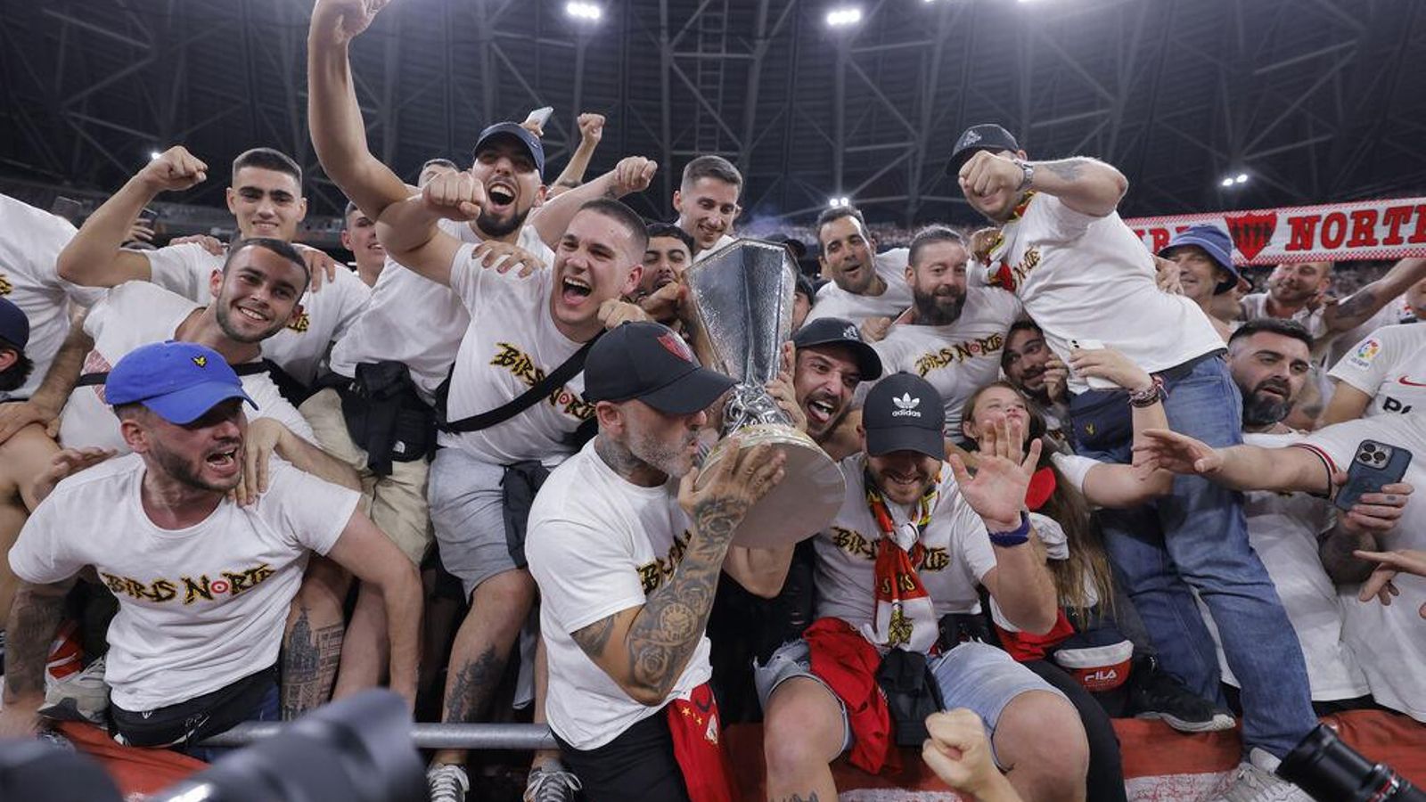 La afición del Sevilla toma como algo propio la séptima UEFA Europa League.