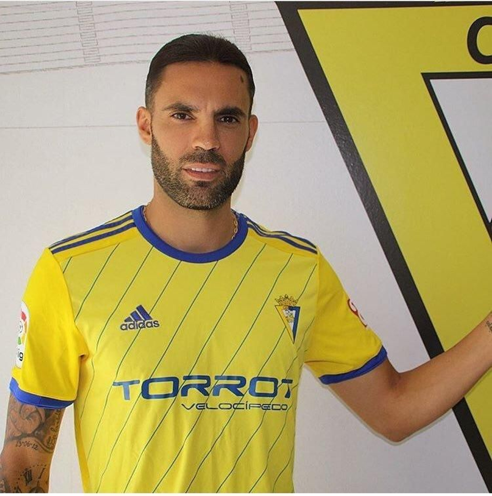 Sergio Sánchez posa con la camiseta del Cádiz.