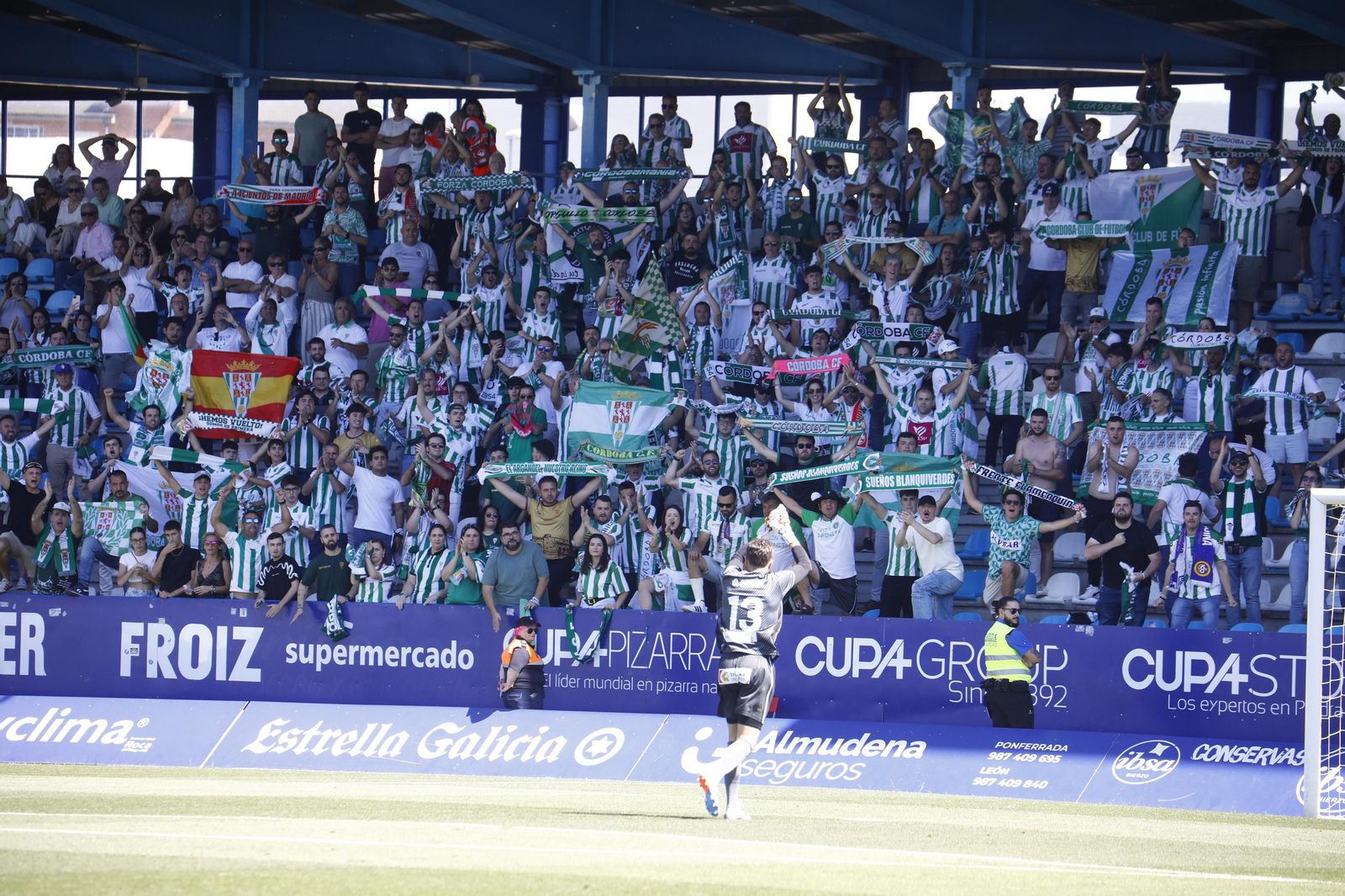 Las mejores fotos de la afición del Córdoba CF en el partido ante la Ponferradina en El Toralín Las mejores fotos de la afición del Córdoba CF en el partido ante la Ponferradina en El Toralín