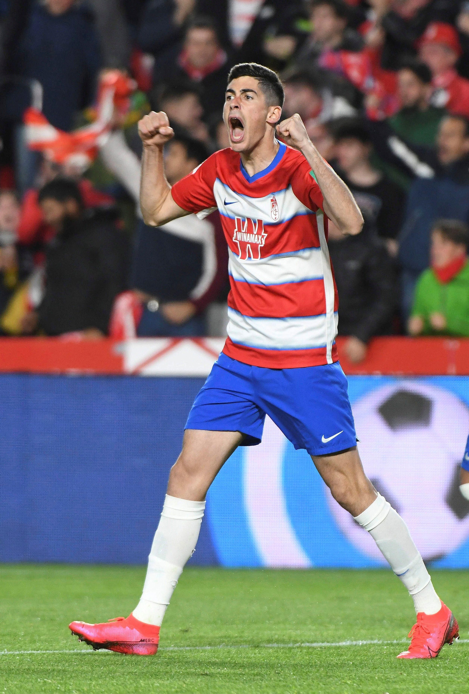 Carlos Fernández celebra un tanto