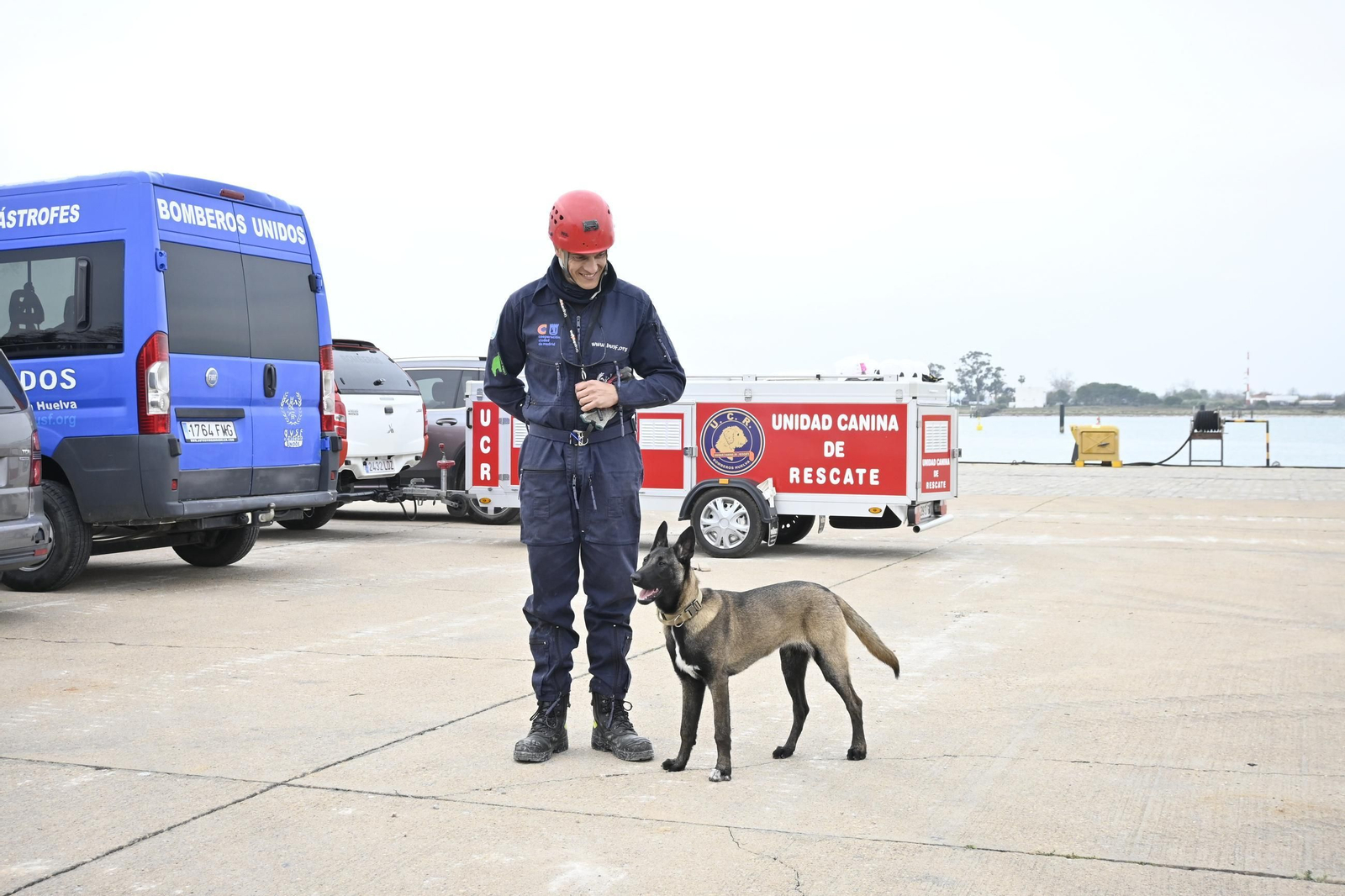 Práctica de la Unidad Canina y el Equipo de Intervención de Bomberos Unidos Sin Fronteras, en imágenes