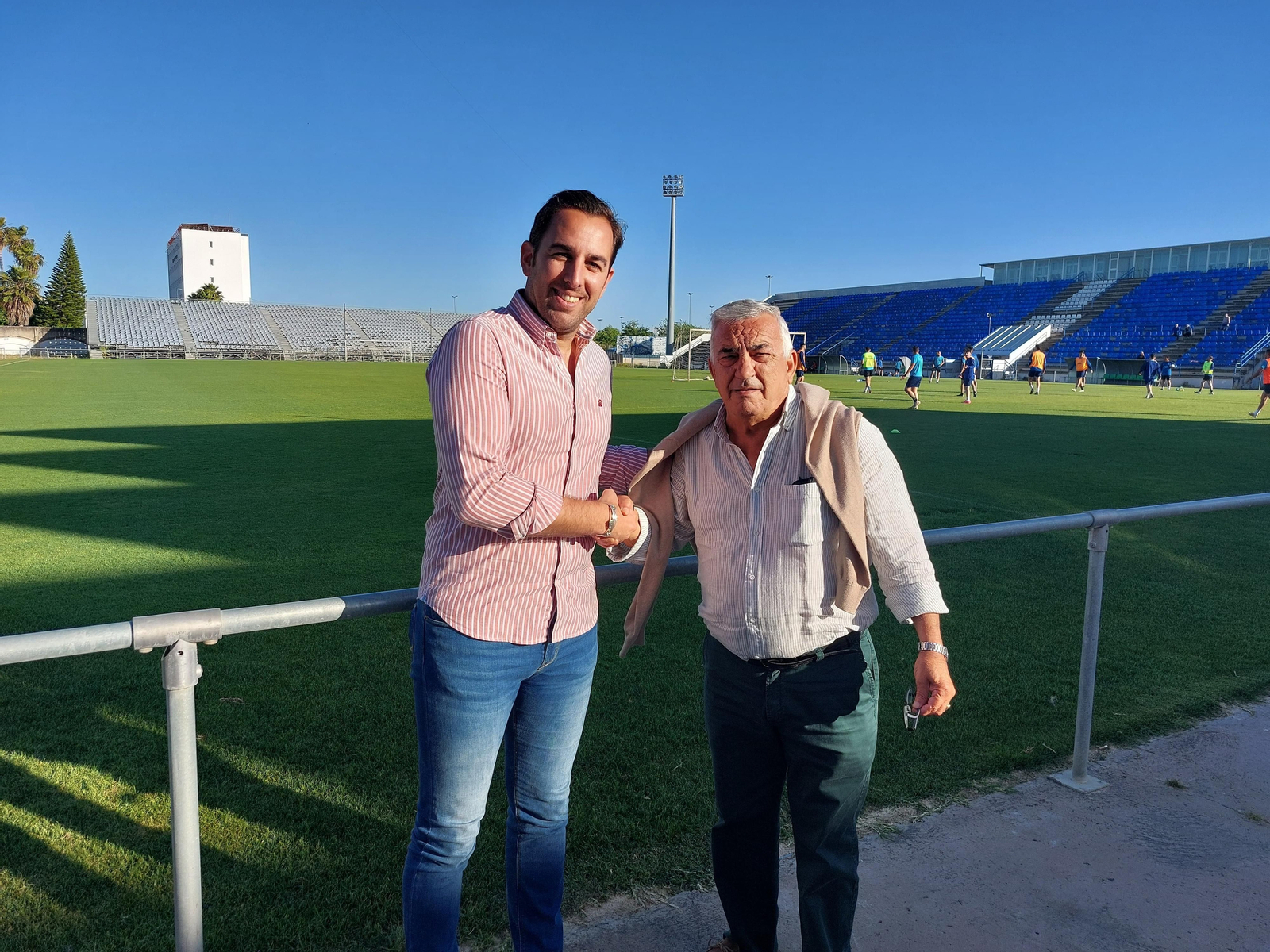 Alberto Orellana estrecha la mano de Manuel Queijo, presidente del Jerez Industrial.