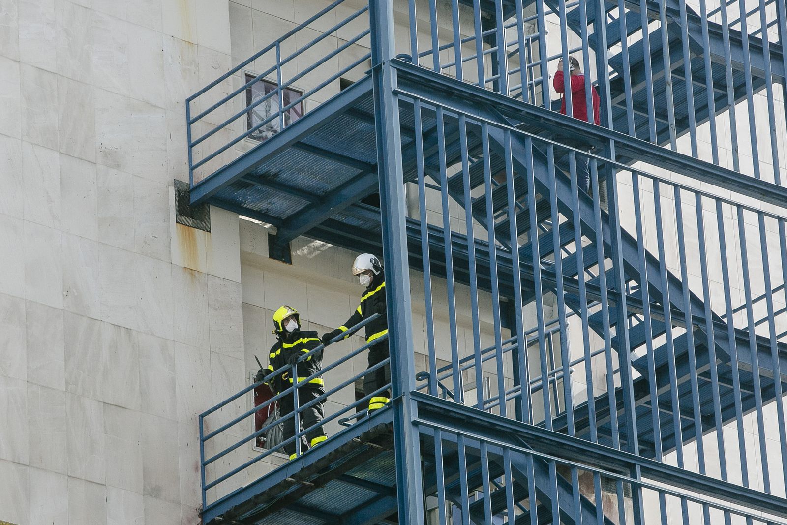 Bomberos y policía judical trabajando en las plantas afectadas por el incendio.