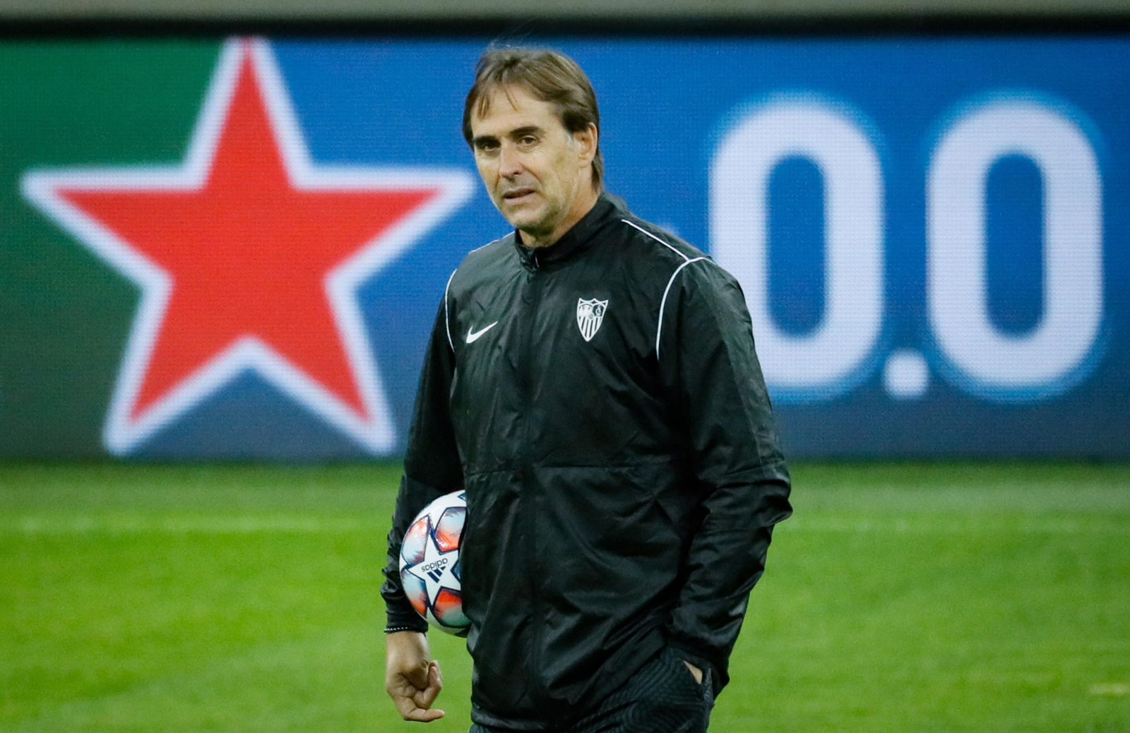 Lopetegui, con el balón de la Champions en el Krasnodar Stadium.