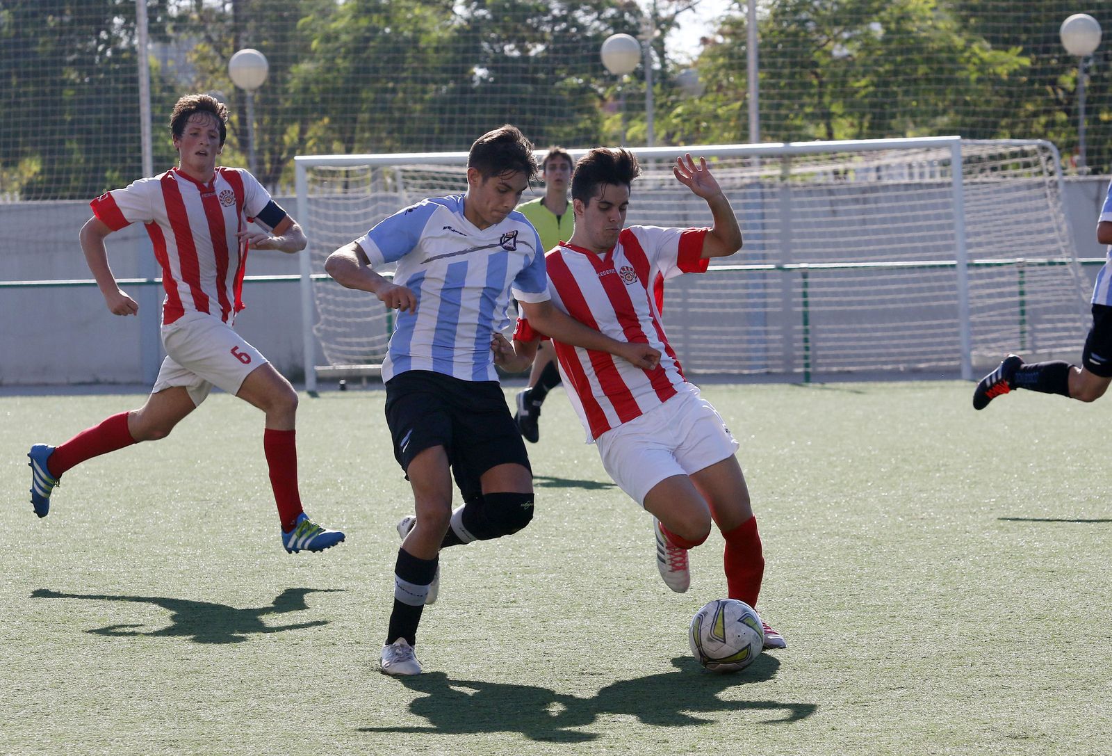Un jugador de los Califas pugna por el balón con uno del Don Bosco.
