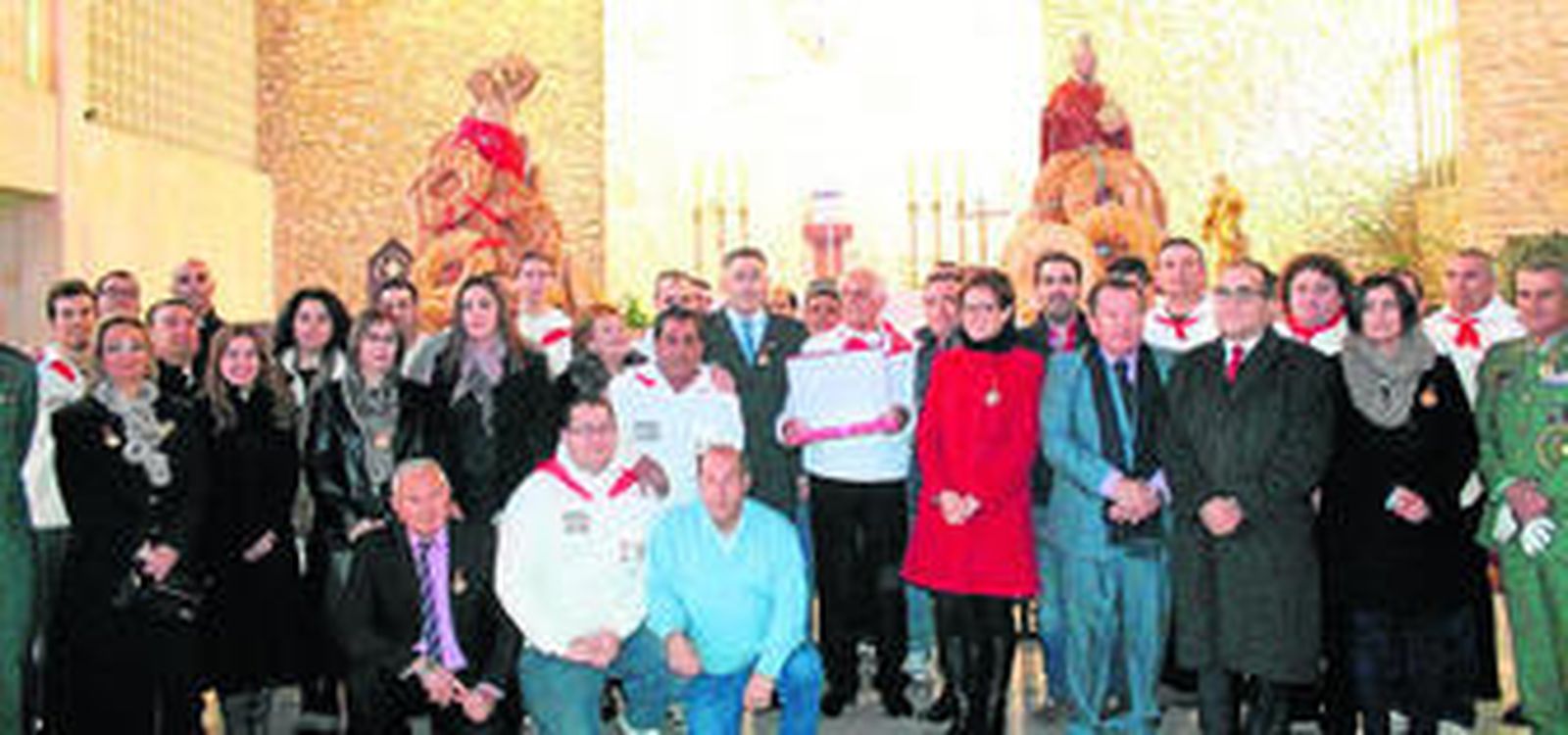 Foto de Familia Autoridades y Peña de San Sebastián y San Ildefonso en la iglesia de la Asunción.