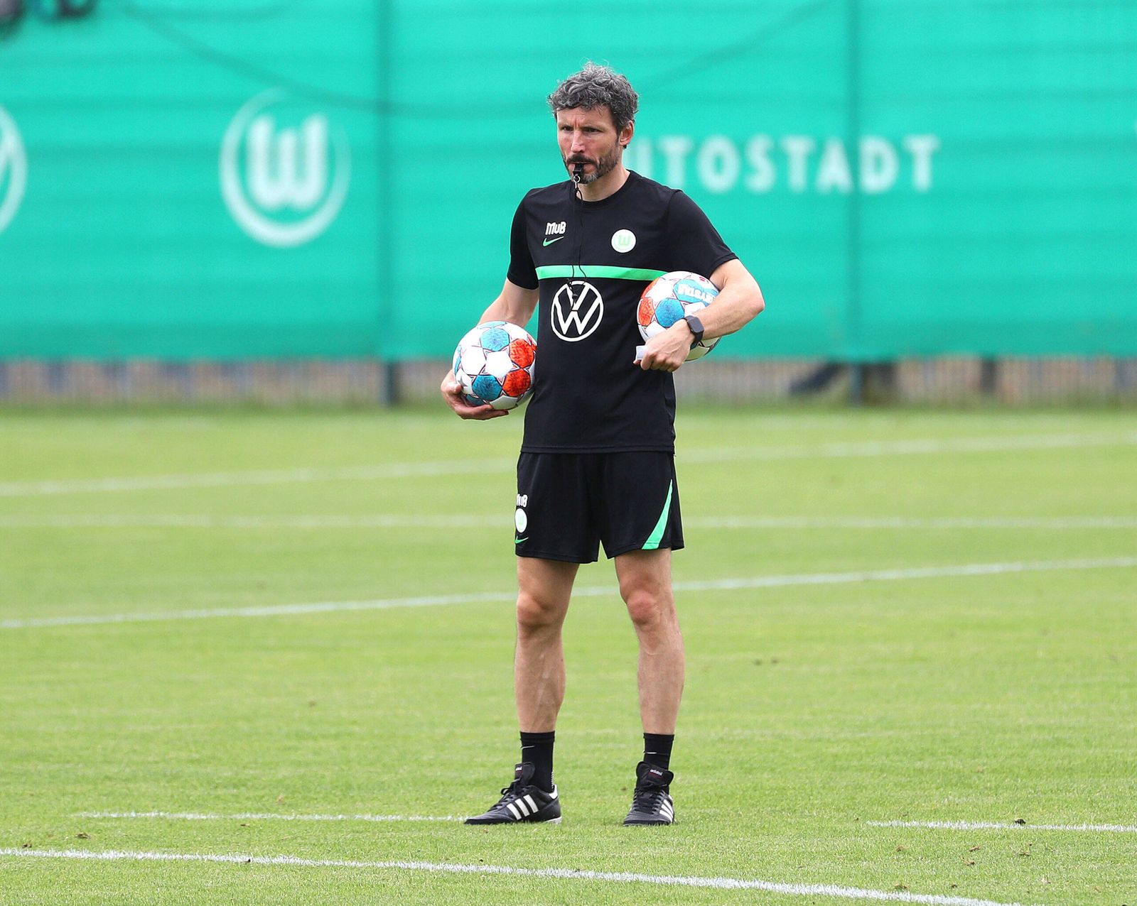 Van Bommel, ya ex entrenador del Wolfsburgo.
