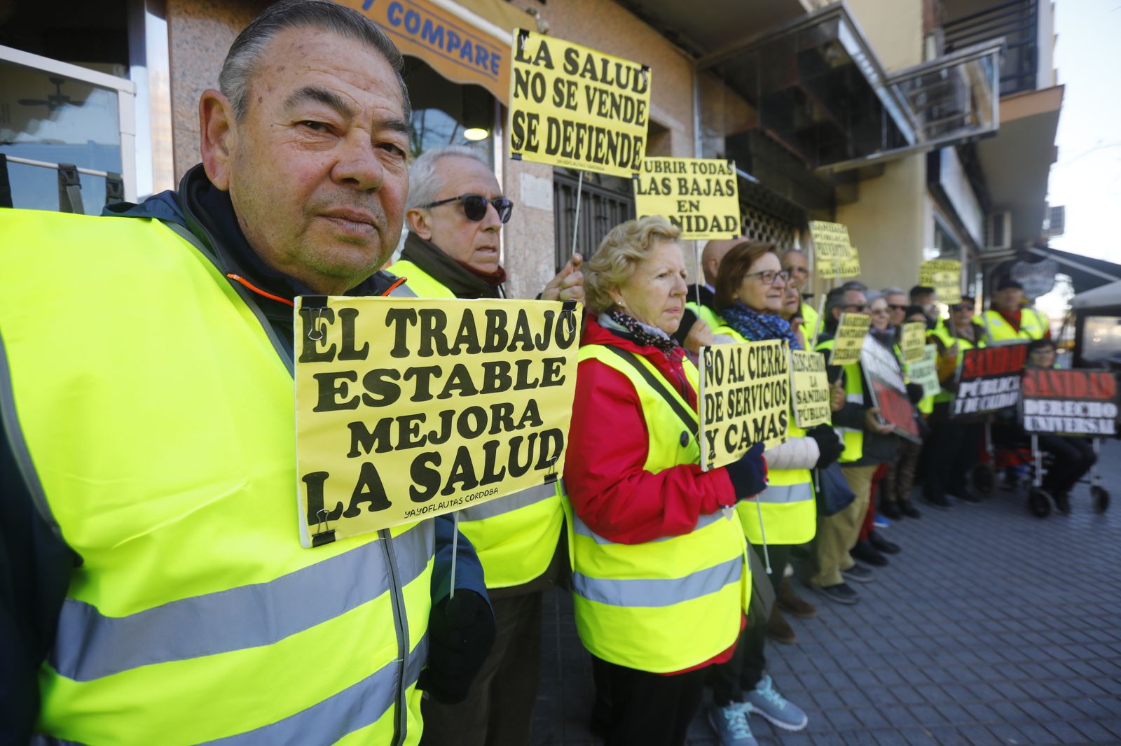 La nueva protesta del colectivo Yayoflautas de Córdoba, en imágenes