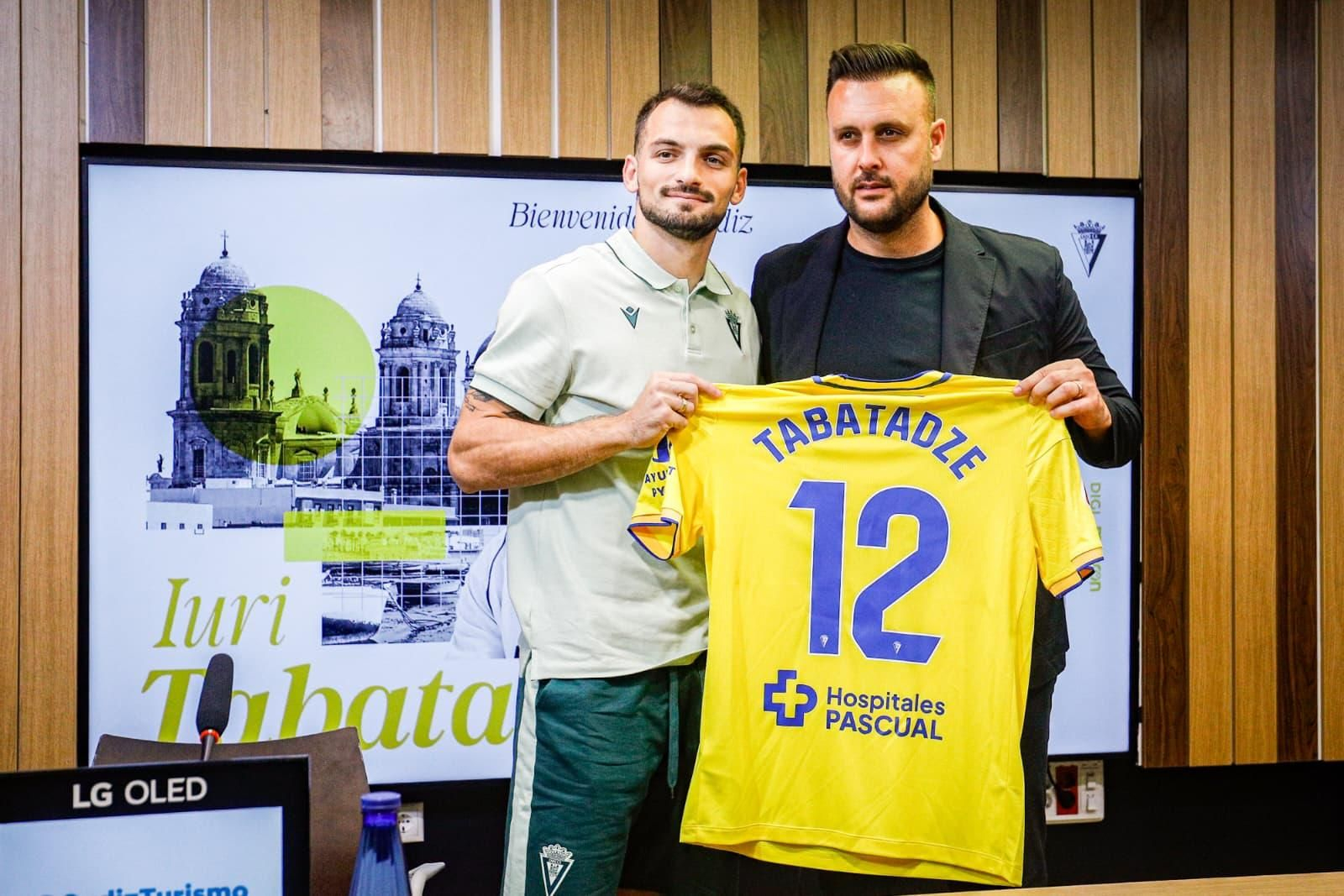 Tabatadze y Cala sostienen una camiseta con el nombre del jugador