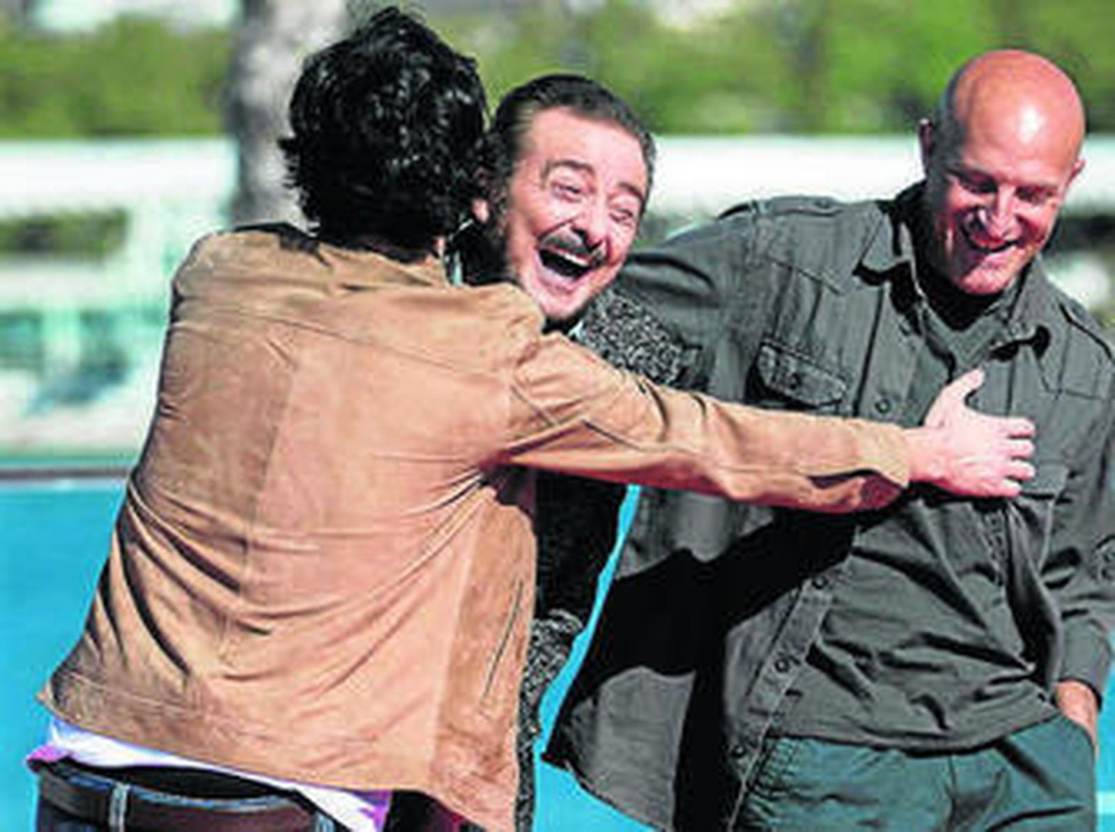 Javier Pereira contiene a Juan Diego y Chema Rodríguez, ayer.