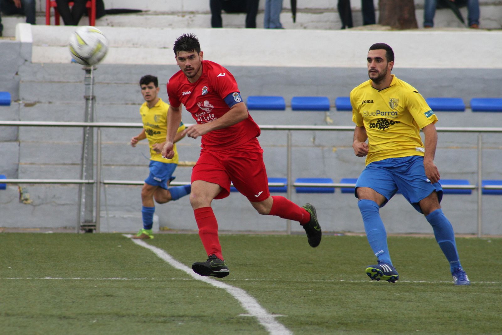 Cornejo observa un pase en presencia de un rival, con su compañero Chico al fondo.