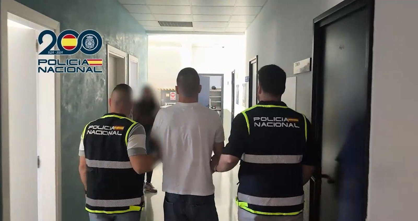 La Policía Nacional con un ultra detenido por disturbios.