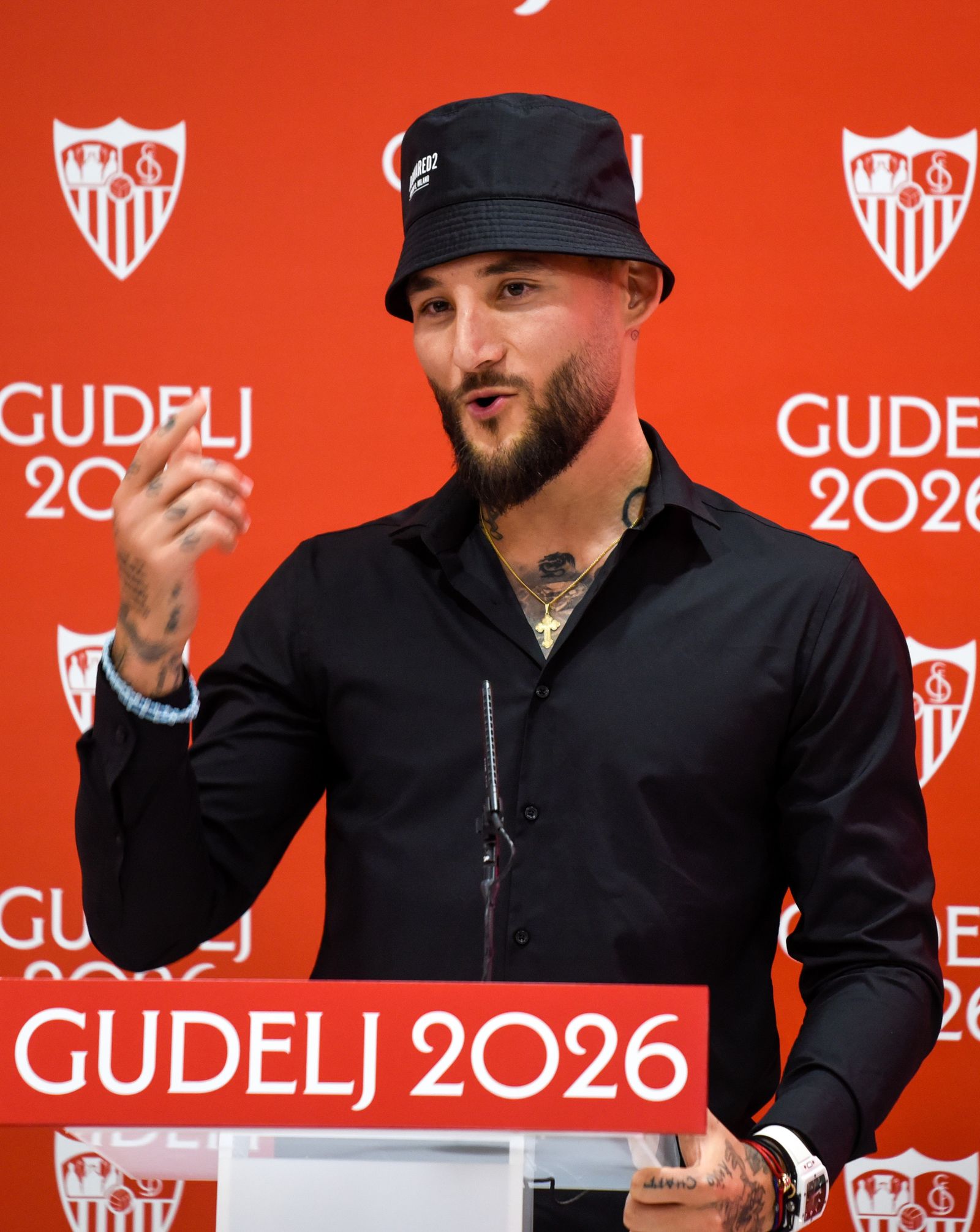 Las imágenes del acto para anunciar la renovacón de Gudelj