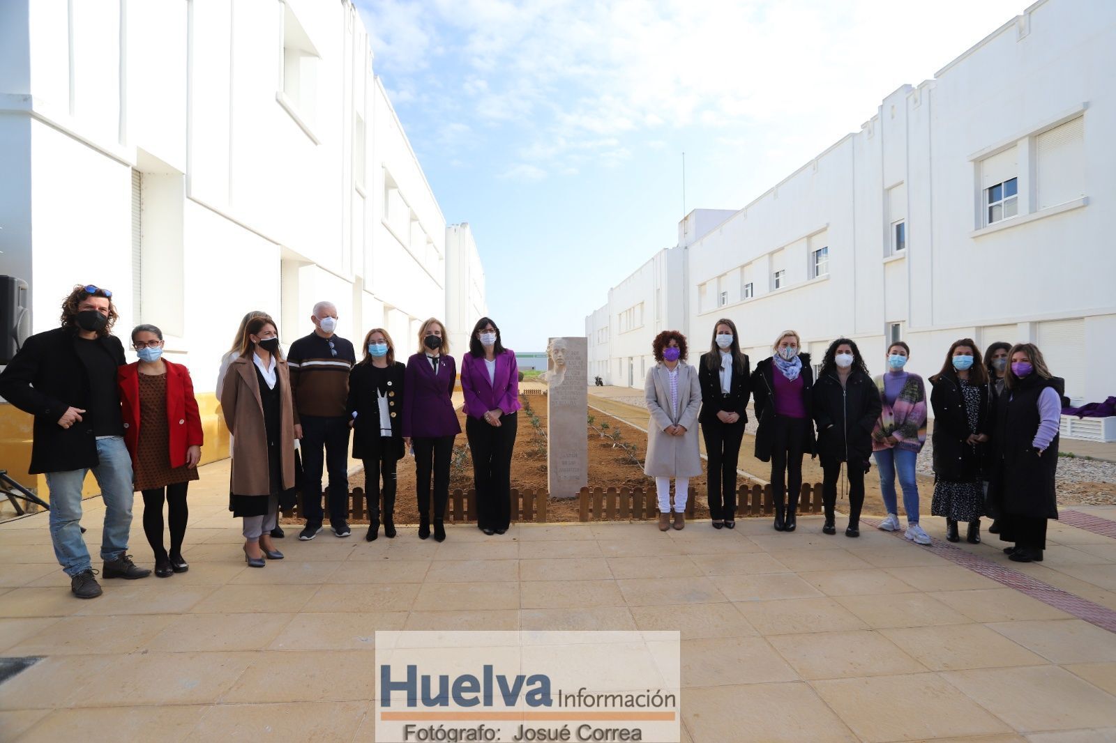 Inauguración de la escultura homenaje a las mujeres en el Jardín de las Ausentes.