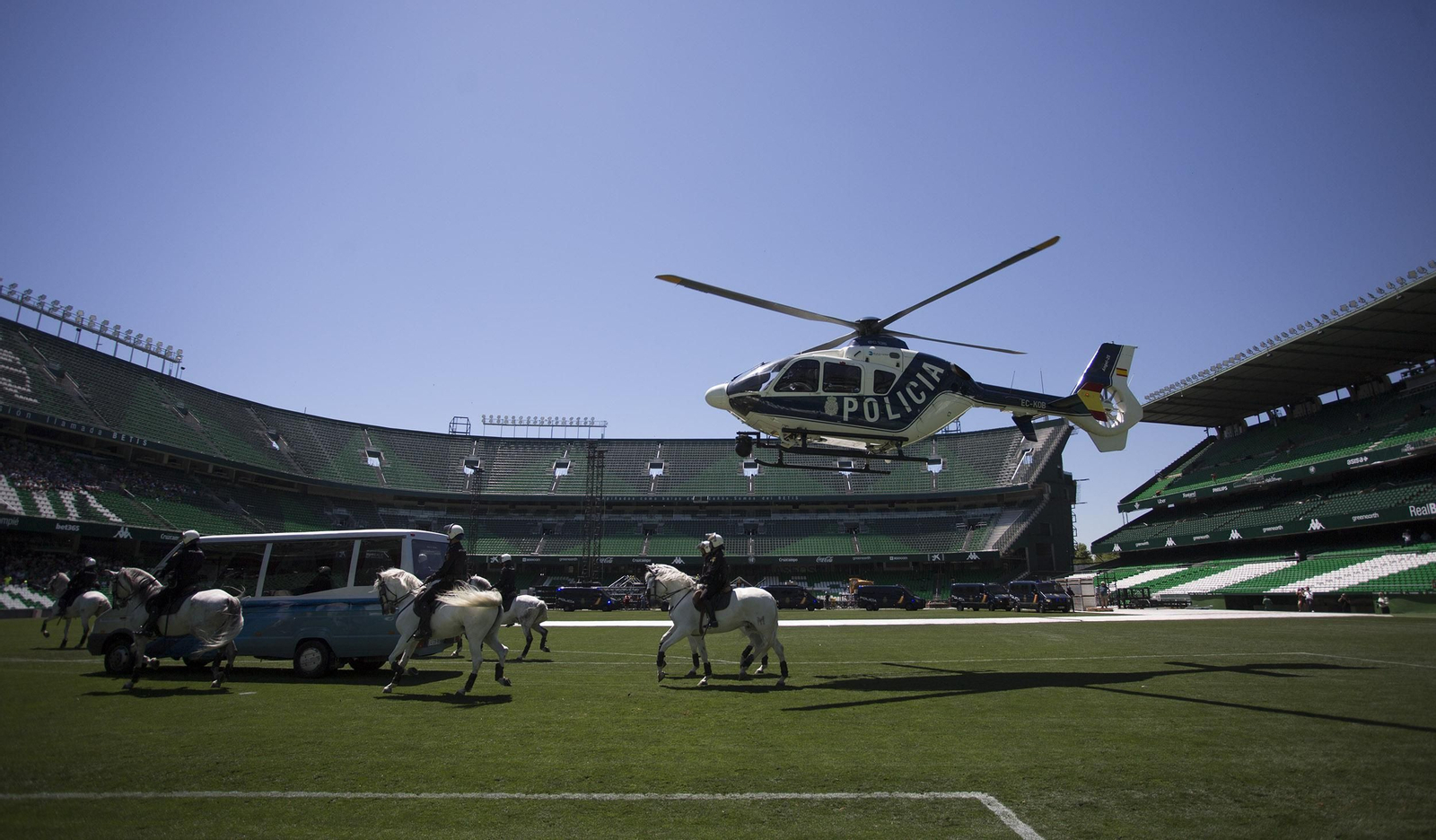 Exhibición de la Policía Nacional en el Estadio Benito Villamarín