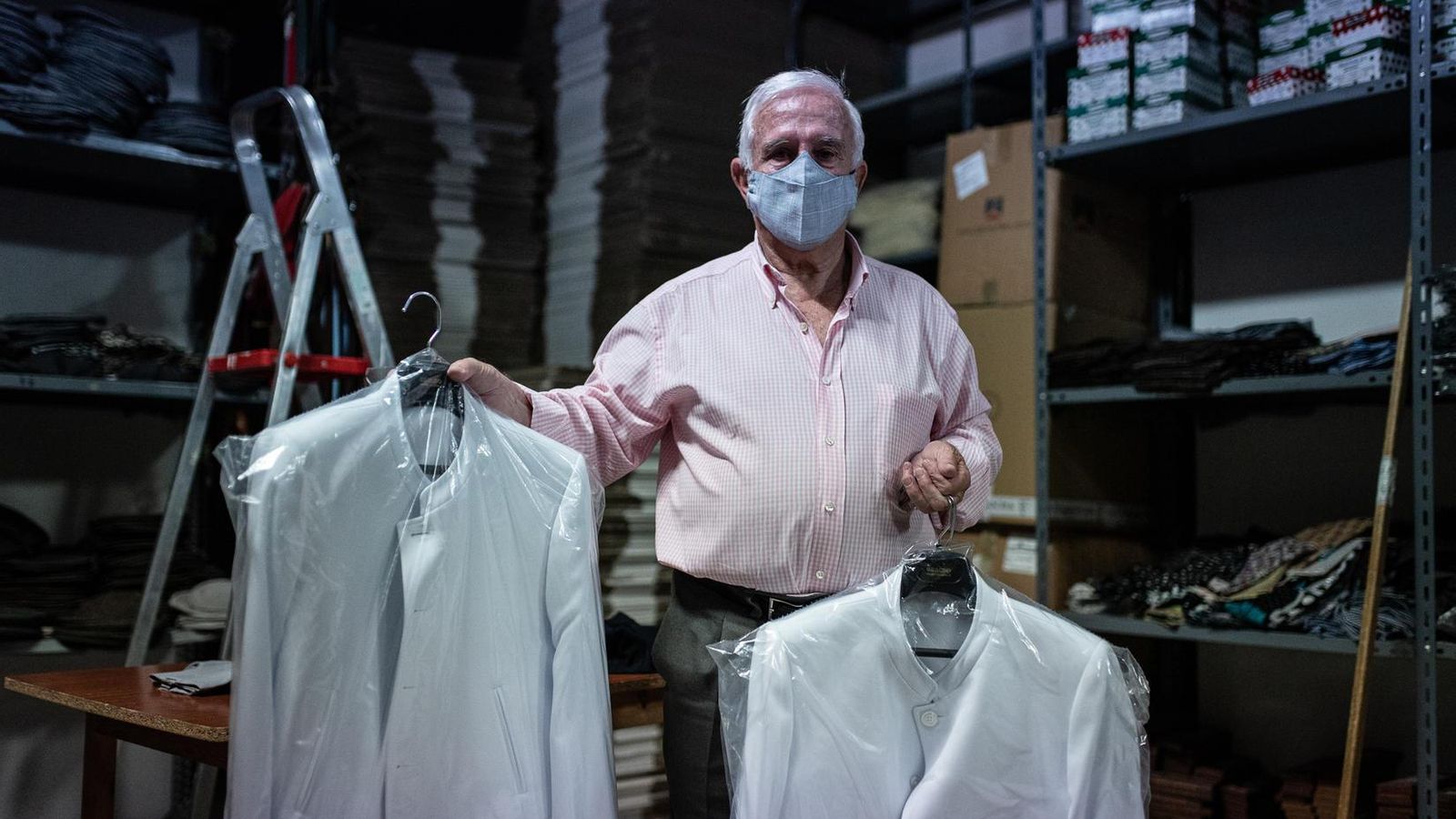 Ubaldo López, de Revuelo Moda Flamenca, con las clásicas chaquetillas blancas.