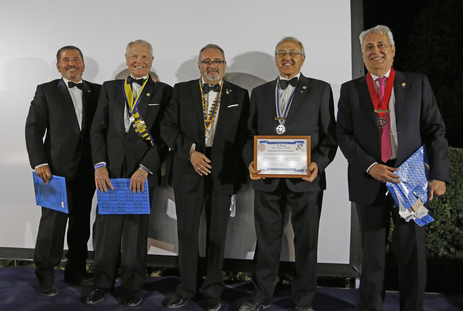 José Beriot, presidente saliente del Rotary Club, tercero por la izquierda, durante la entrega de distinciones.