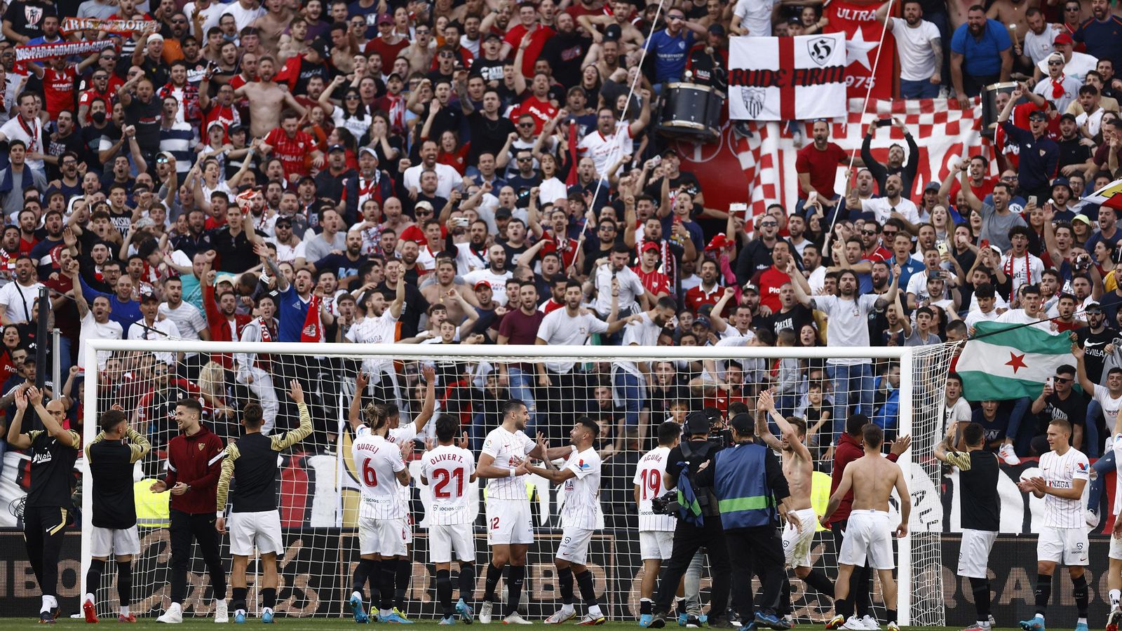 Los futbolistas del Sevilla celebran el triunfo en el Gol Norte.