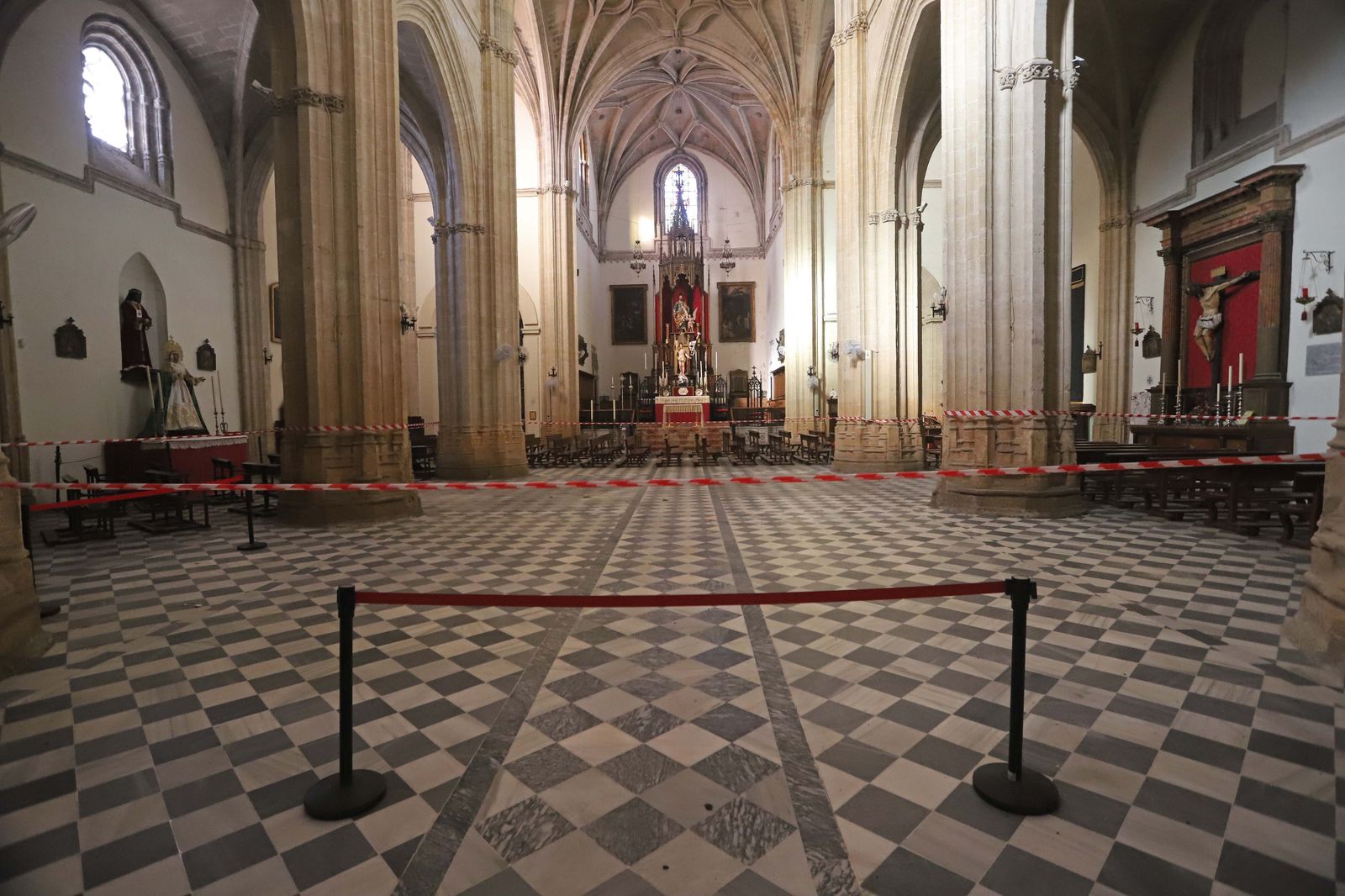Fotos de los daños en las vidrieras de la iglesia de San Mateo, en Tarifa