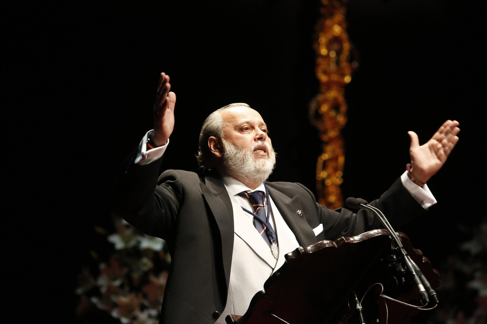 José Blas Moreno alza los brazos ante el atril del Villamarta en un momento de su intervención.