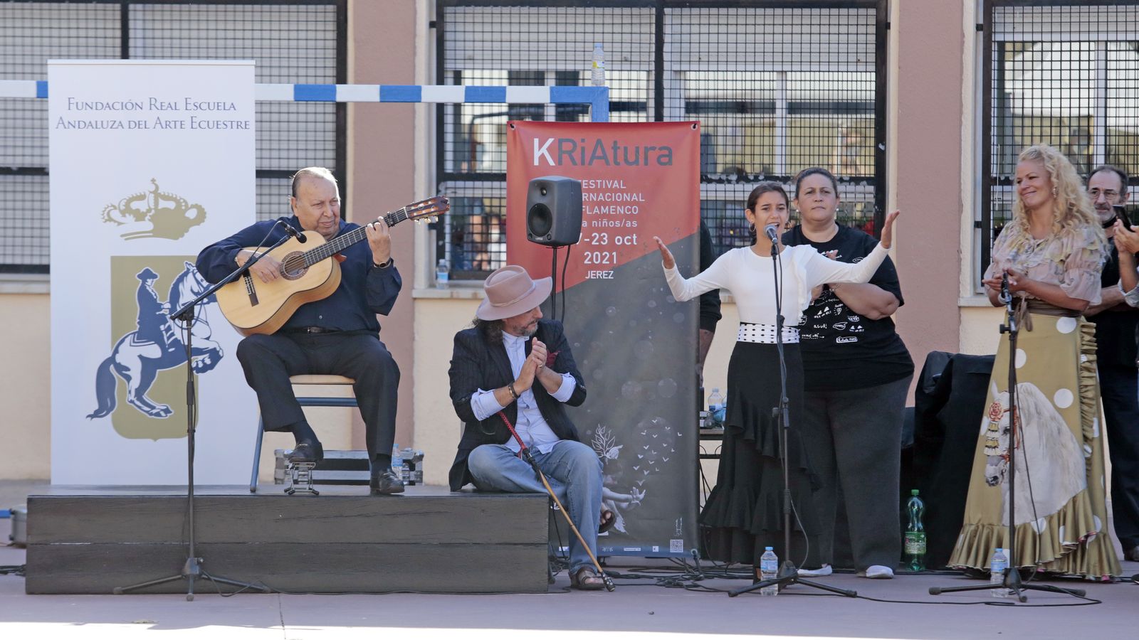 Imágenes del expectáculo de la Real Escuela y Paco Cepero en el colegio Luis Vives