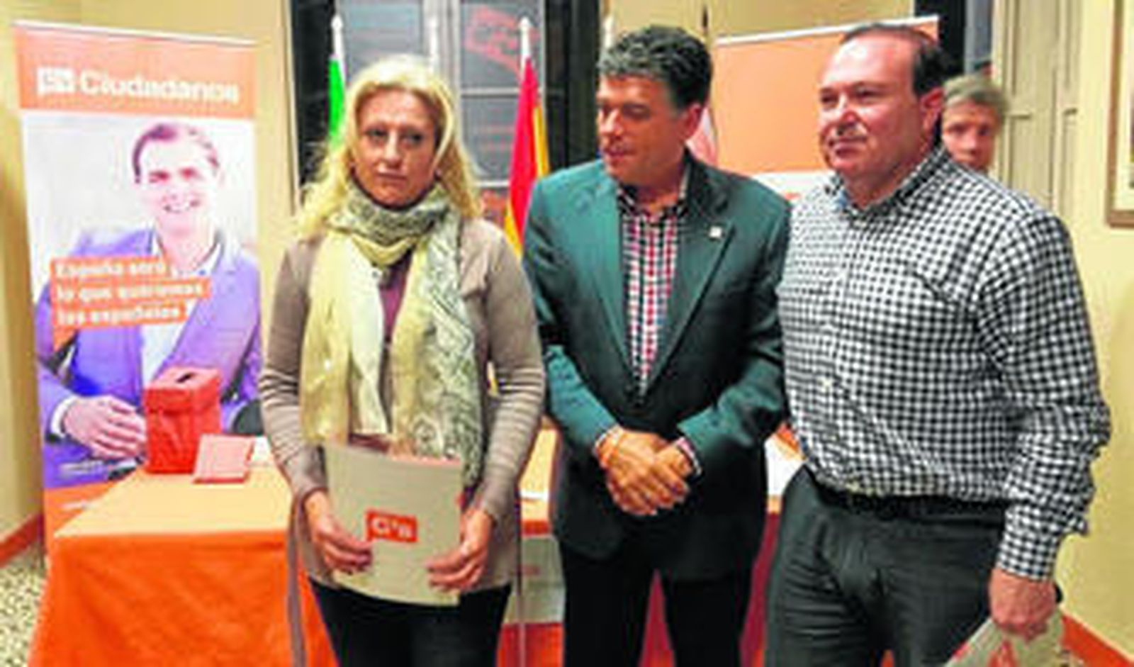Foto de la constitución enviada por el partido. Consuelo Ortega, Miguel Cazorla y José Demetrio Rodríguez.