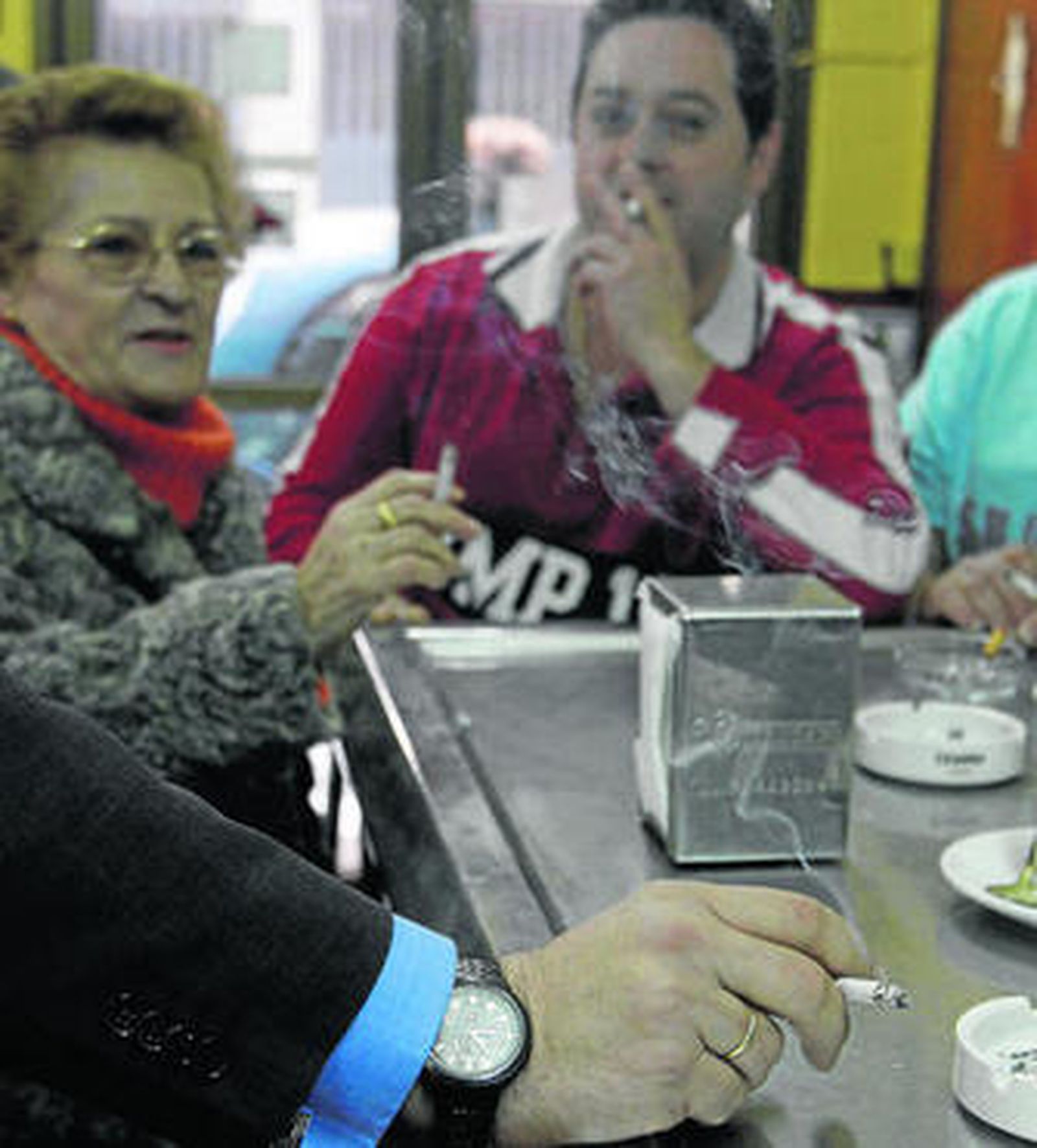 Varios clientes apuraban ayer el último día en el que se podía fumar en los bares.