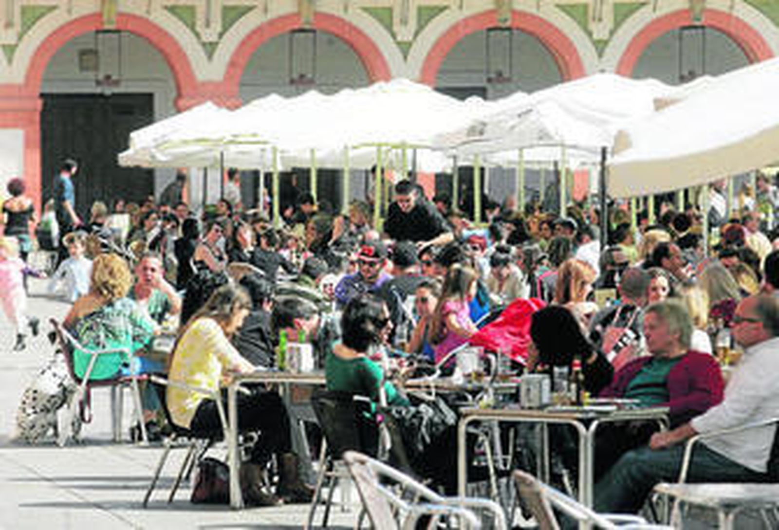 Las terrazas de la plaza de la Corredera, llenas de gente.