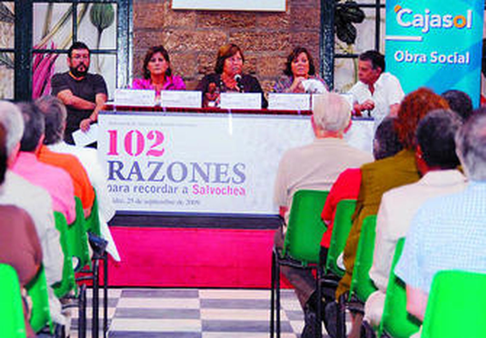 Imagen de la presentación del nuevo libro en el patio del Palacio Provincial.