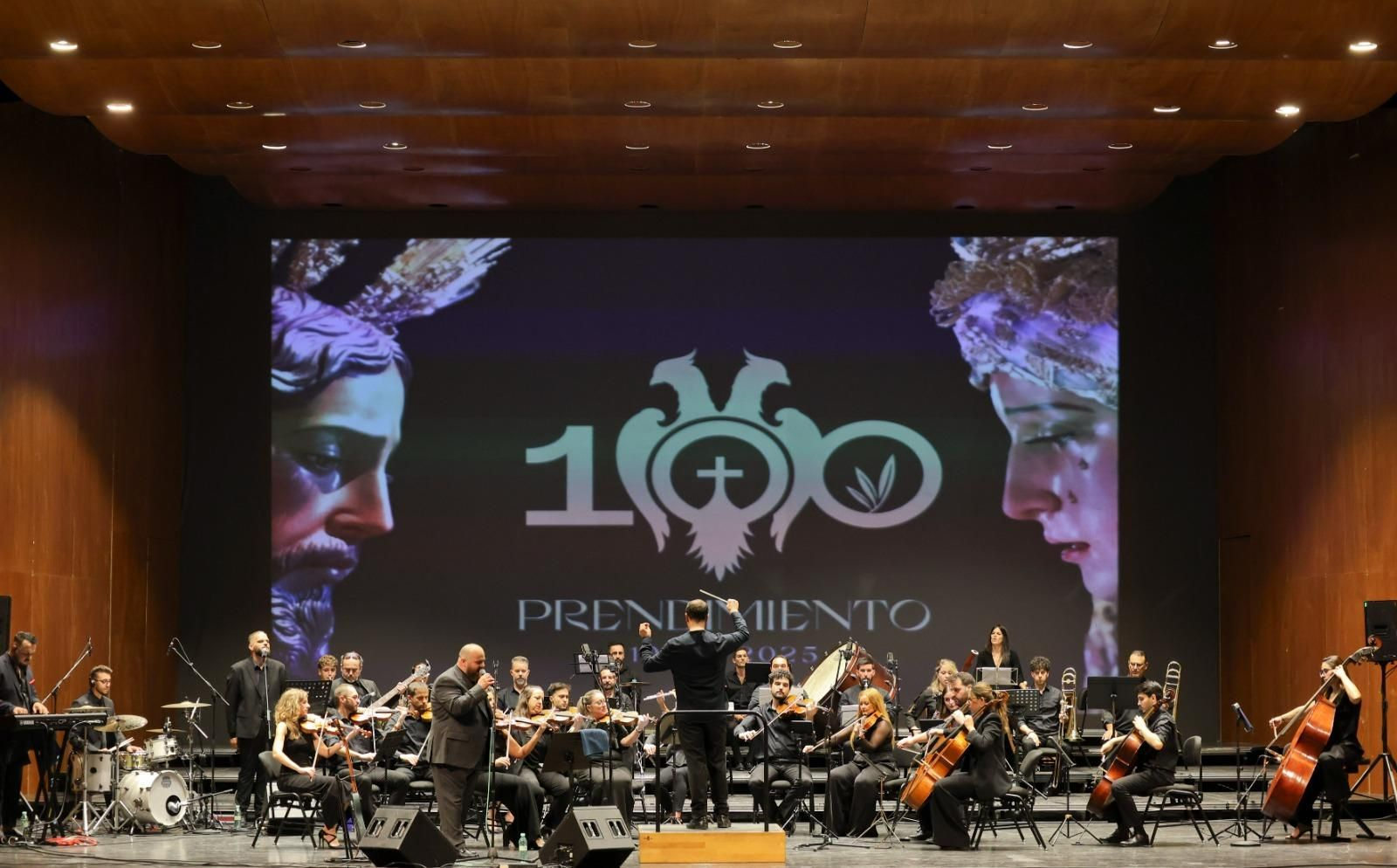 El concierto de David Barrull y la Orquesta Sinfónica de Triana en el Teatro Cervantes, en imágenes