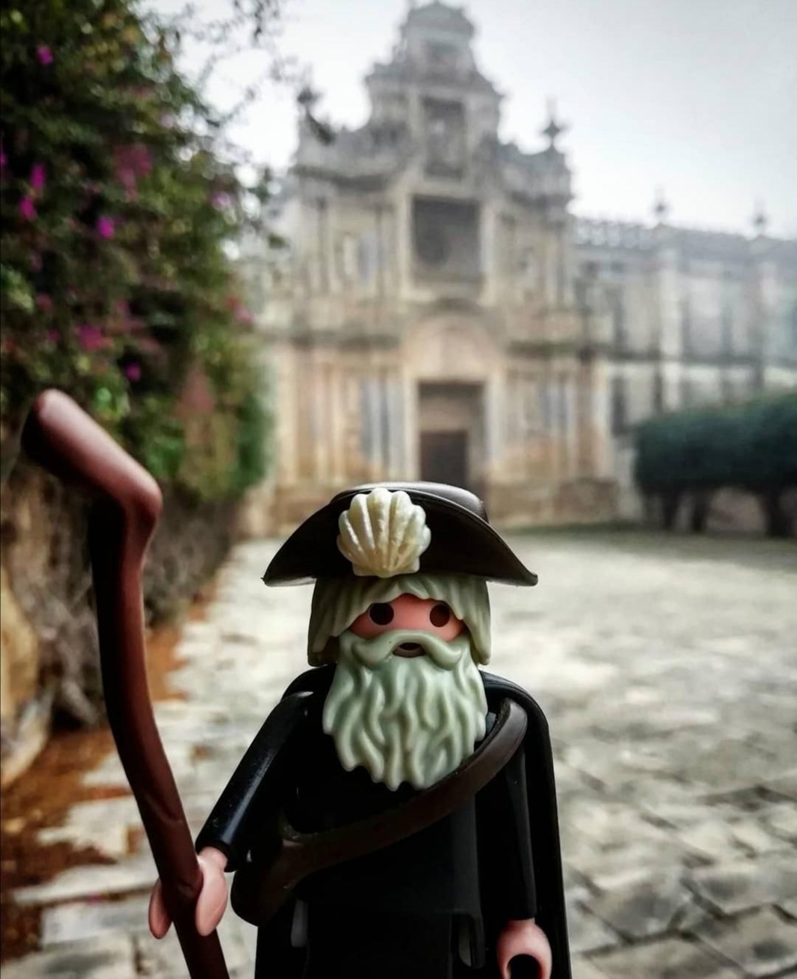 Peregrino frente a la Cartuja de Jerez.