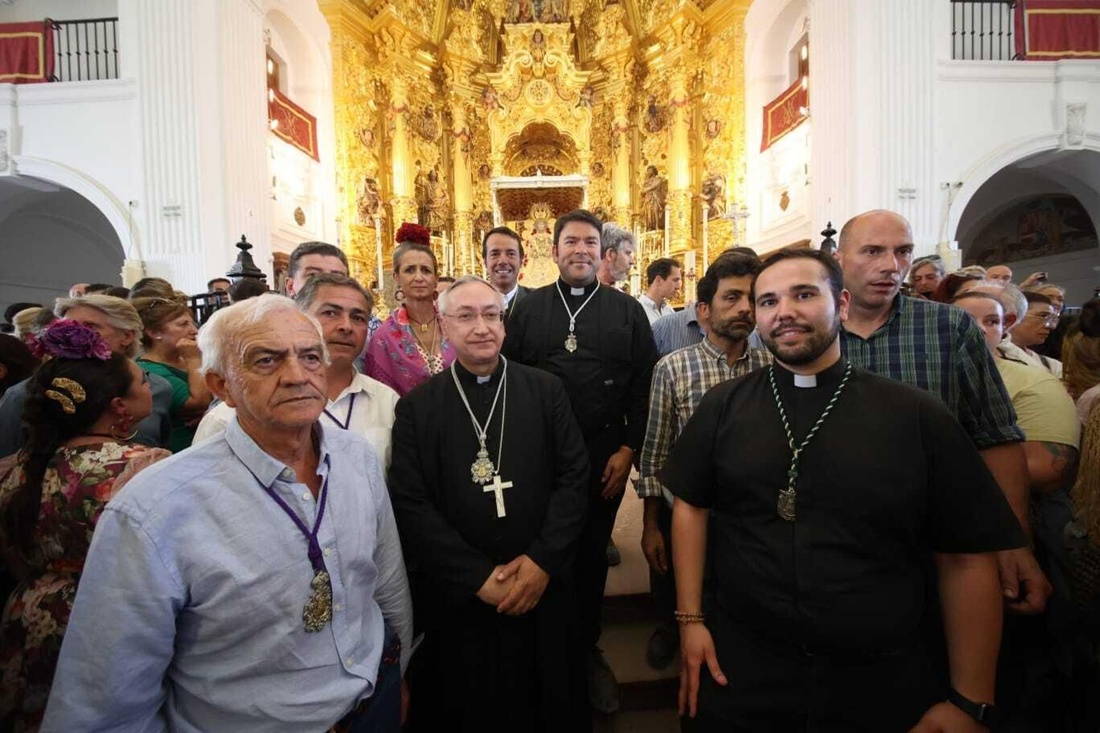 El Simpecado de Jerez a los pies de la Virgen del Rocío