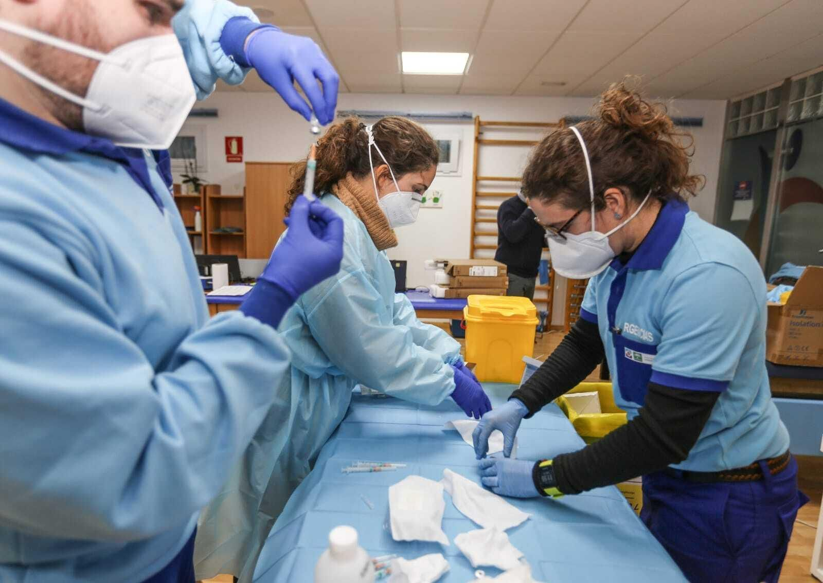Sanitarios preparando la vacunación en uno de los centros hospitalarios de la localidad, en una imagen de archivo.