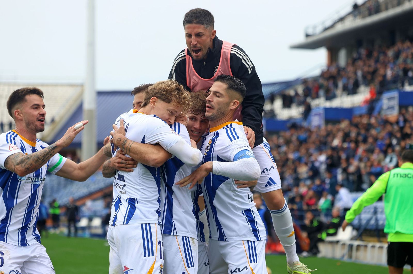 Los jugadores celebran el gol de Aitor García.