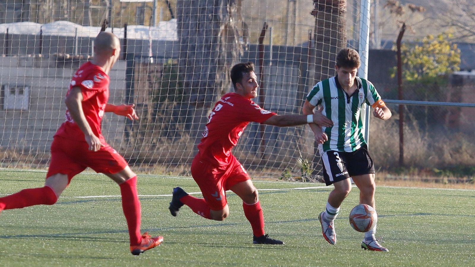 Manolillo, capitán del Córdoba B, es agarrado por Trabazo.